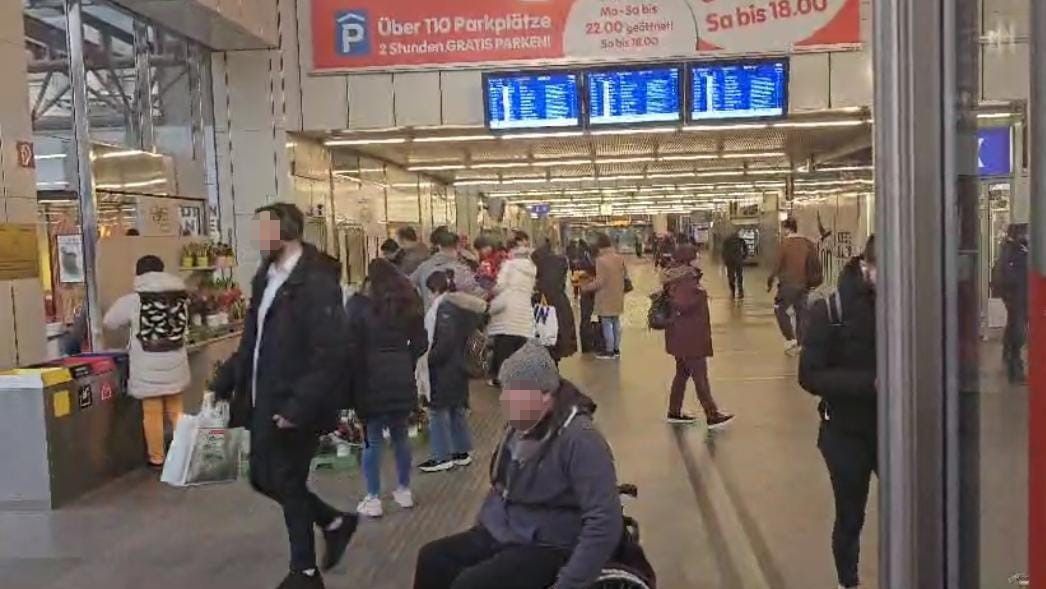 Am Floridsdorfer Bahnhof in Wien stieg die Nachfrage an Blumen am Mittwoch enorm.