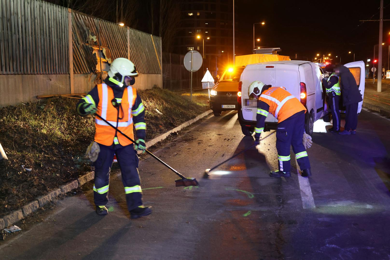 Ein Kleintransporter ist in der Nacht auf Mittwoch auf der B139 Kremstalstraße, Welser Straße, in Leonding (Bezirk Linz-Land) von der Straße abgekommen und gegen eine Straßenlaterne und die Lärmschutzwand gekracht.