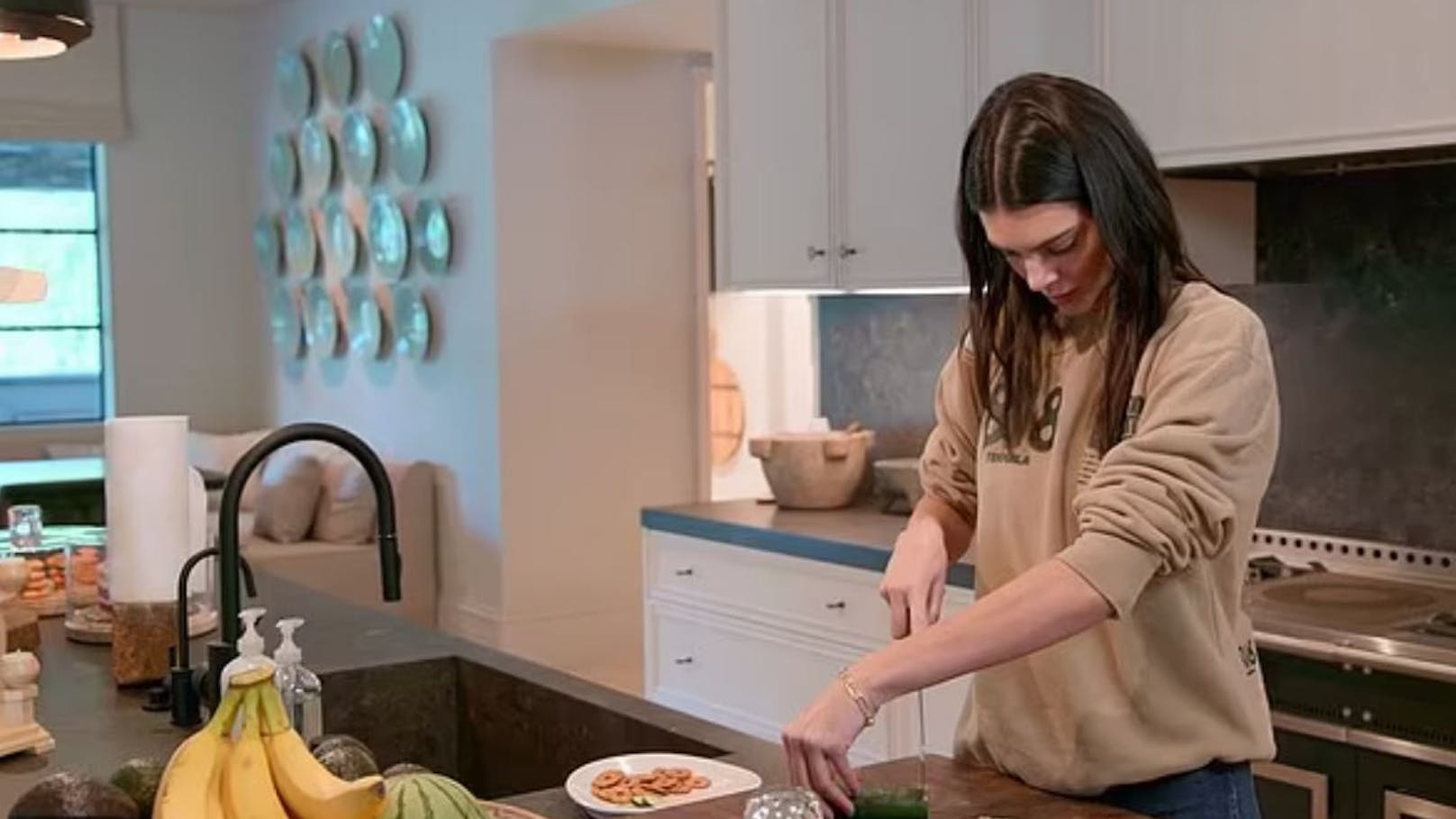 Reality-TV-Star Kendall Jenner weiß nicht, wie man eine Gurke schneidet. Der Clip geht viral.