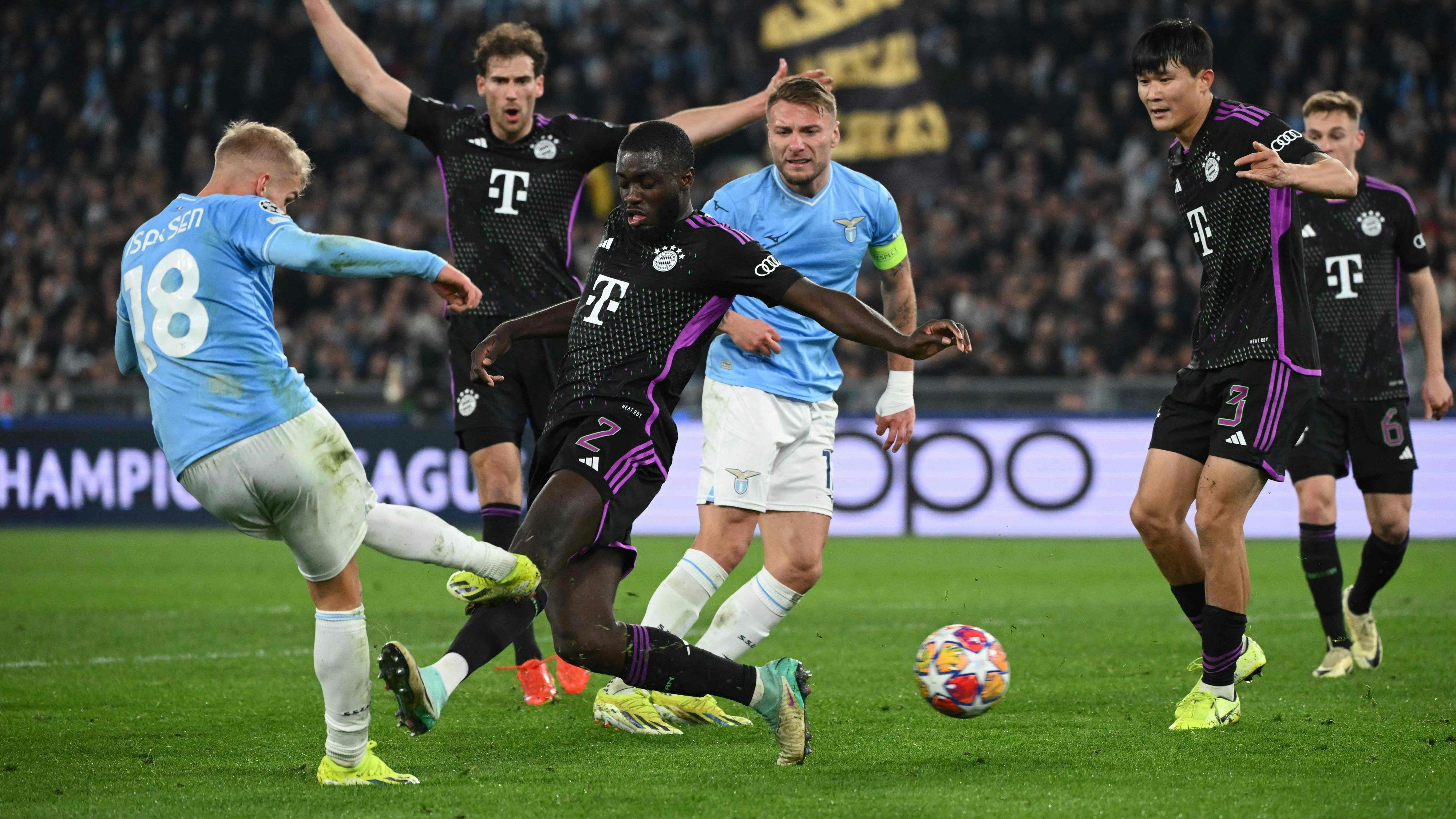 Bayern-Star Dayot Upamecano sieht die rote Karte. 