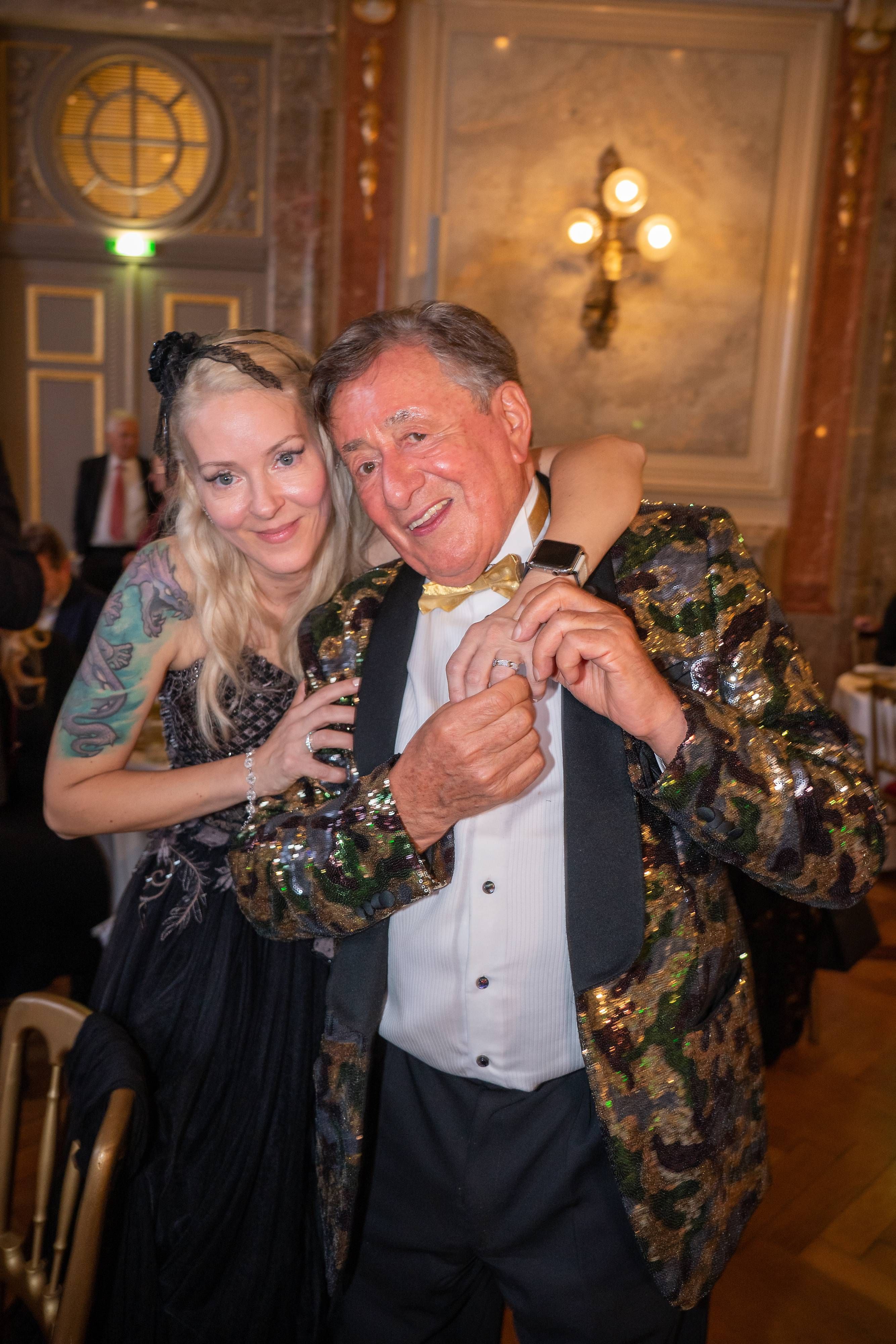 Im Oktober 2021 verlobten sich Richard Lugner und Simone 