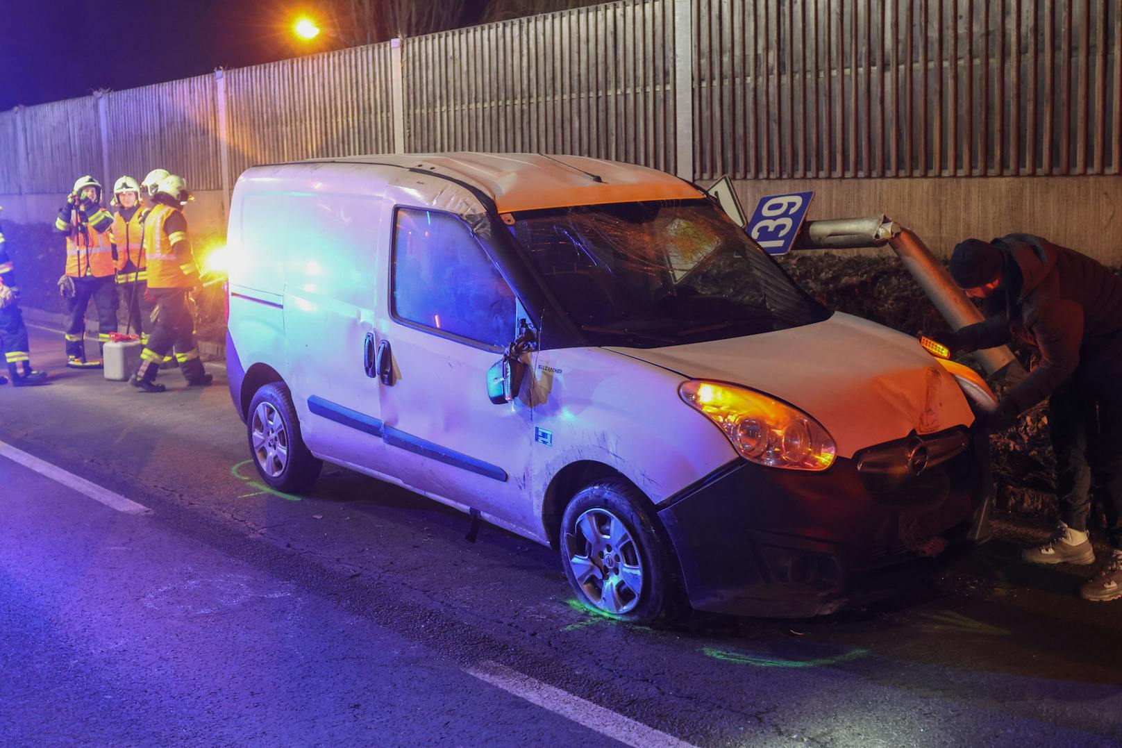 Ein Kleintransporter ist in der Nacht auf Mittwoch auf der B139 Kremstalstraße, Welser Straße, in Leonding (Bezirk Linz-Land) von der Straße abgekommen und gegen eine Straßenlaterne und die Lärmschutzwand gekracht.