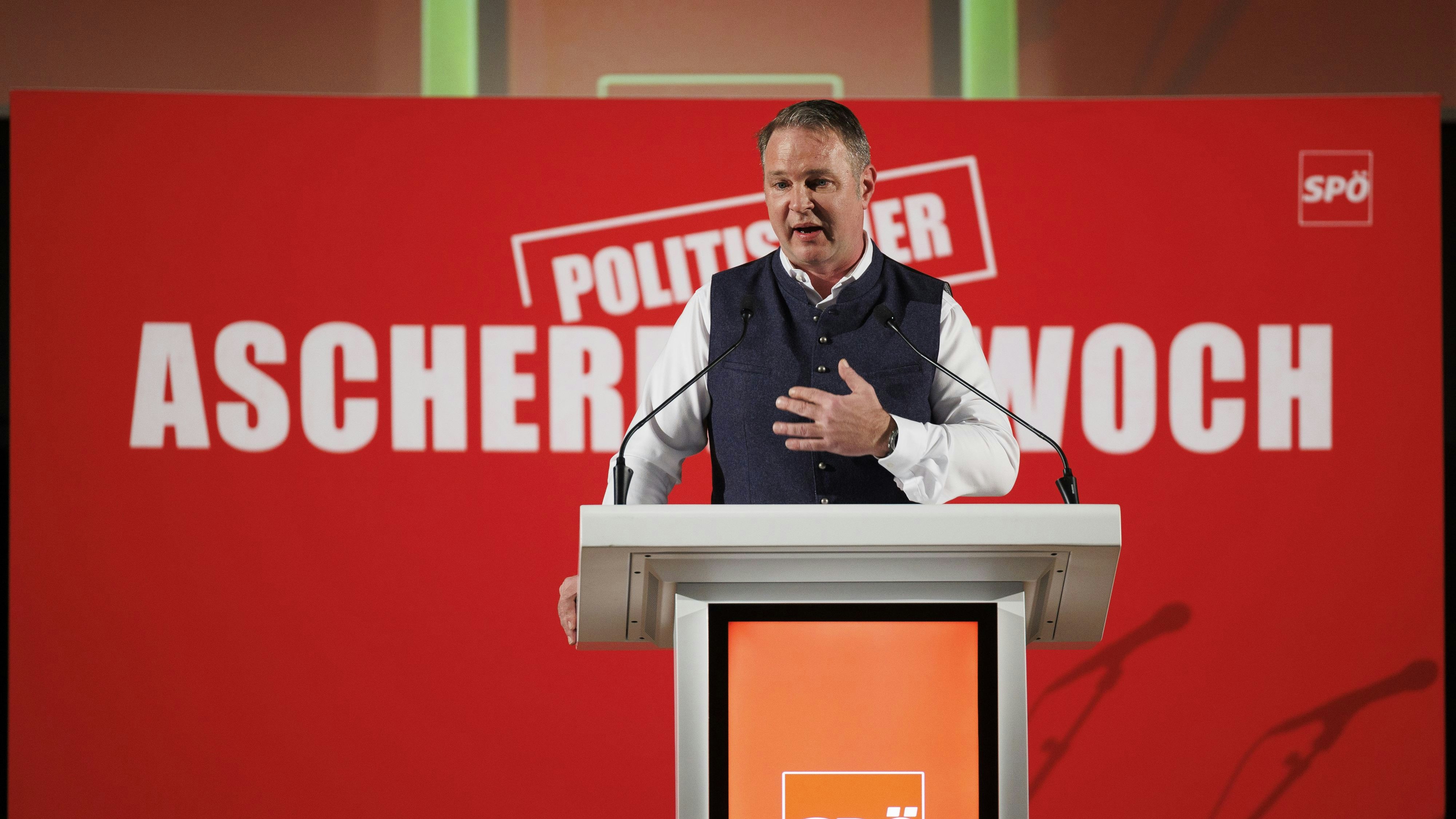 SPÖ-Chef Andreas Babler während des Politischen Aschermittwoch seiner Partei am 14. Februar 2024 in der Eventhalle Zechner in Kobenz.