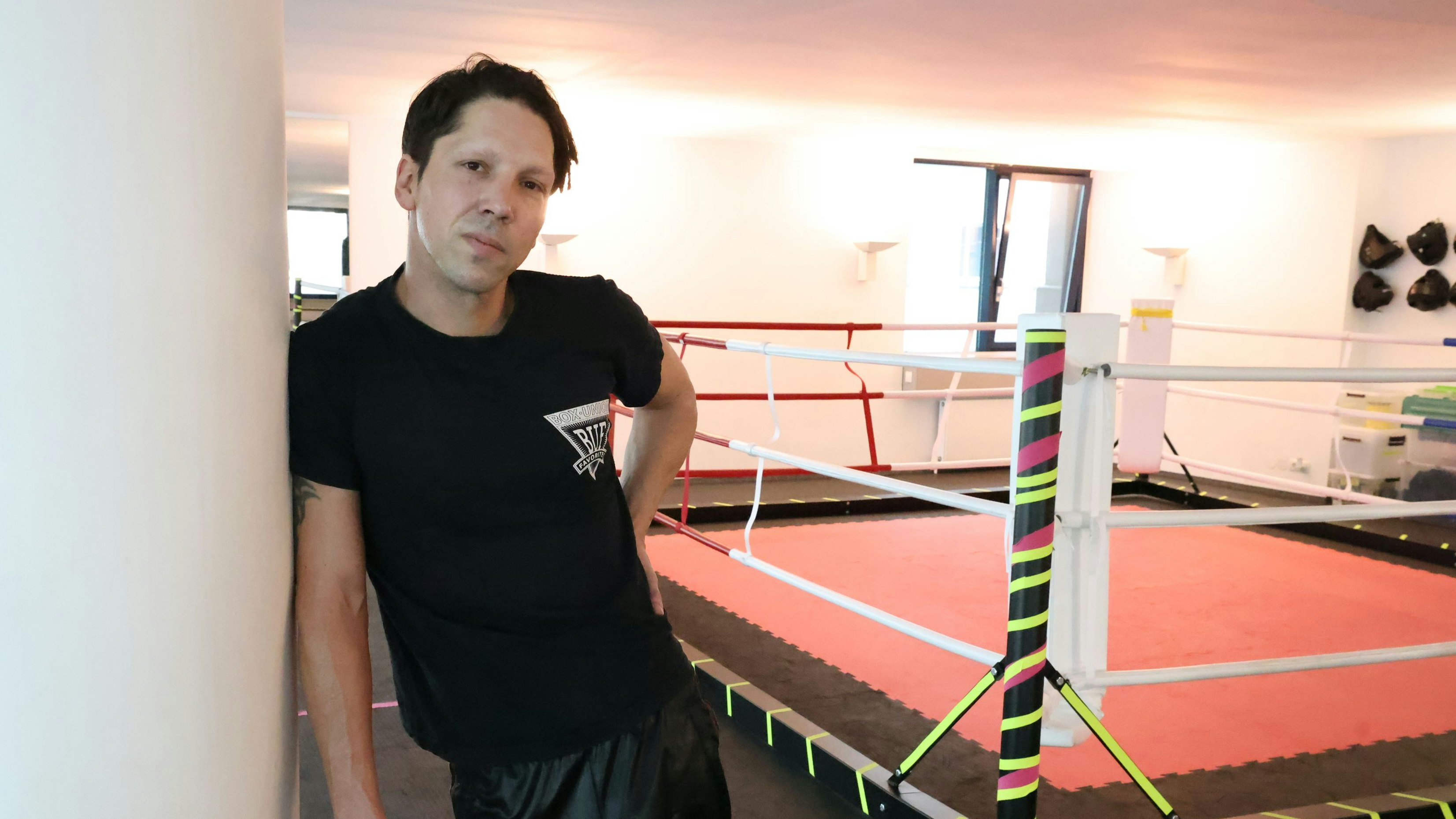 Mark Gerstorfer ist nicht nur Regisseur, sondern auch passionierter Boxer und leitet mit viel Leidenschaft die "Boxing Sisters".