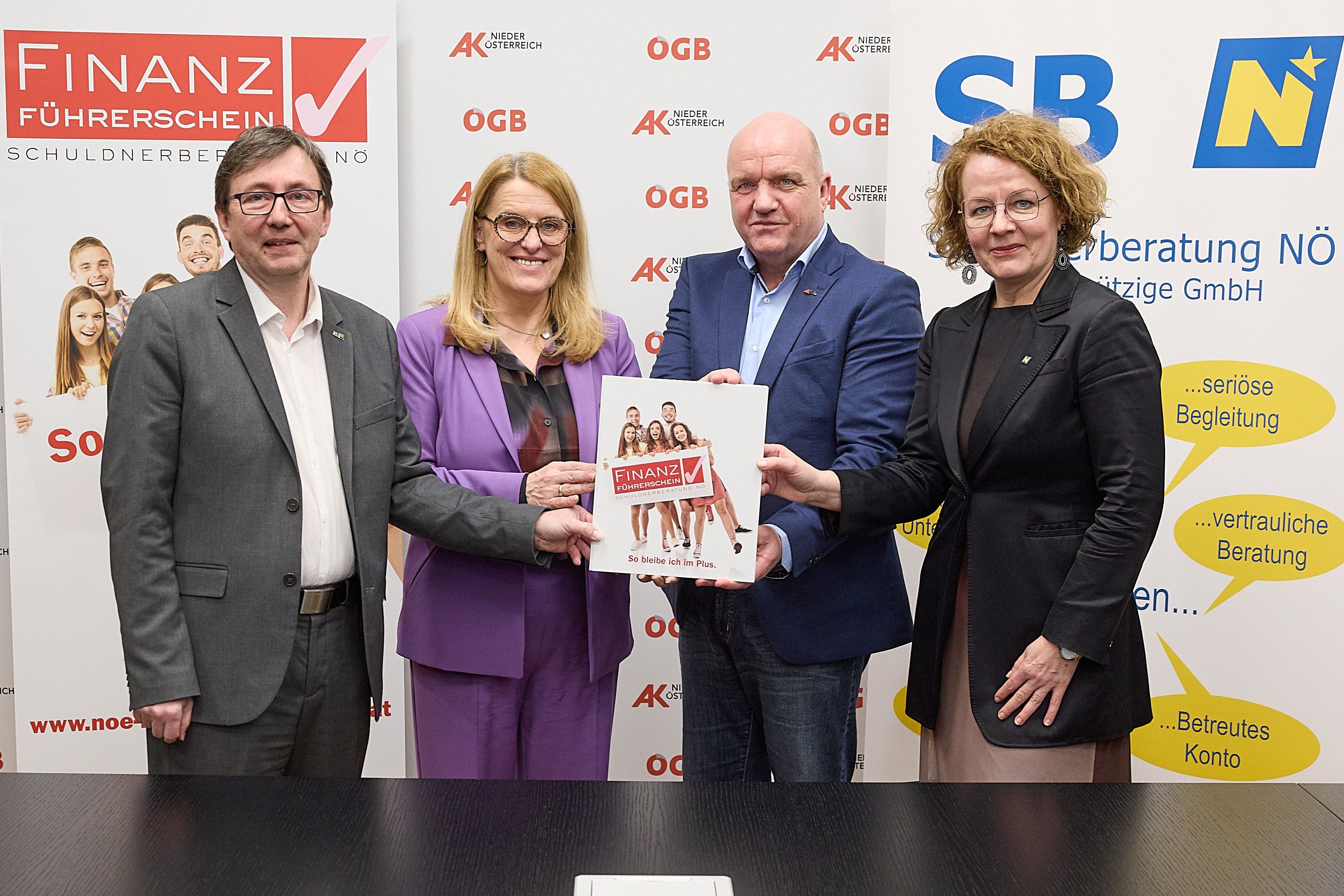 Michael Lackenberger, GF Schuldnerberatung Niederösterreich, LR Ulrike Königsberger-Ludwig, AK NÖ-Präsident und ÖGB NÖ-Vorsitzender Markus Wieser,  LR Christiane Teschl-Hofmeister während der PK.