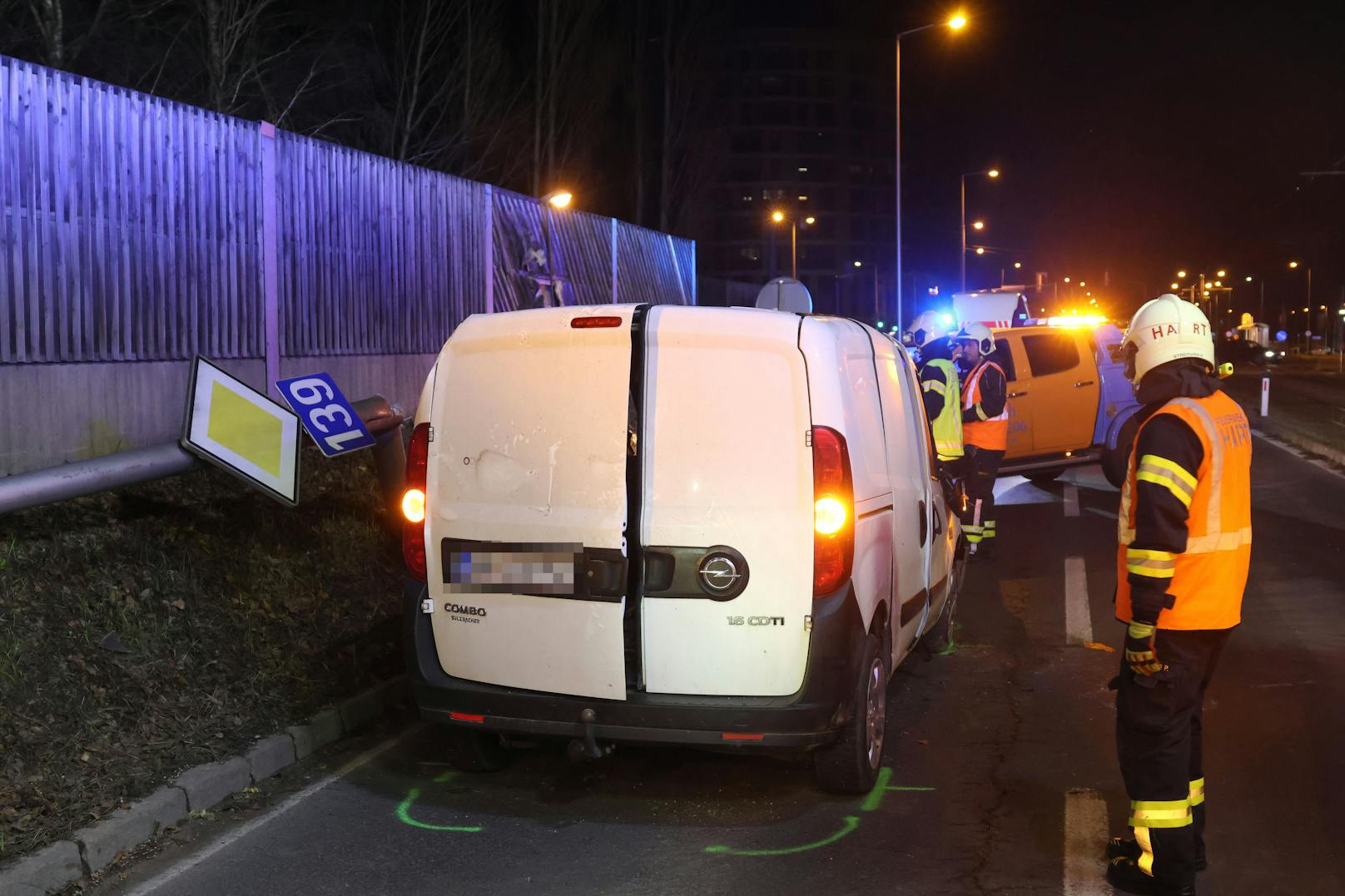 Ein Kleintransporter ist in der Nacht auf Mittwoch auf der B139 Kremstalstraße, Welser Straße, in Leonding (Bezirk Linz-Land) von der Straße abgekommen und gegen eine Straßenlaterne und die Lärmschutzwand gekracht.