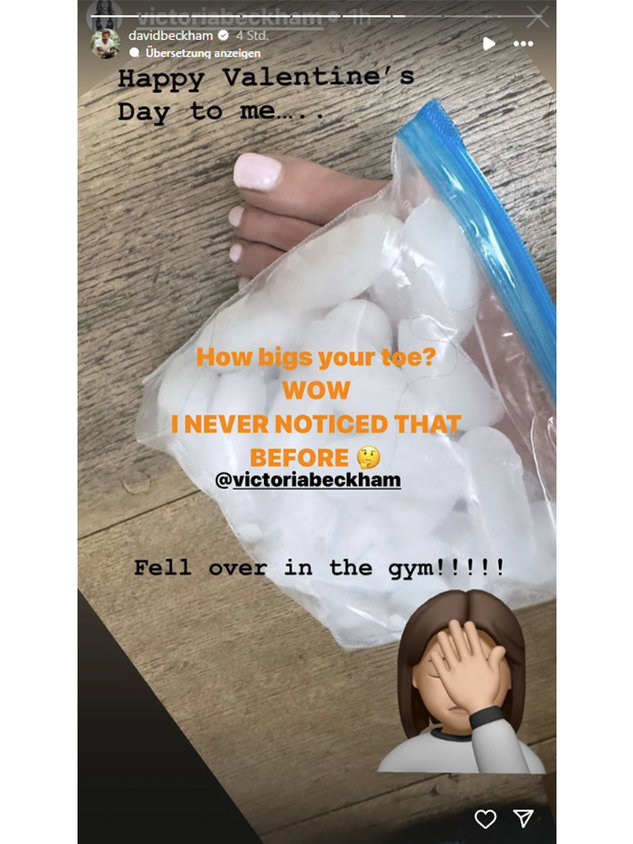 David macht sich über seine Frau lustig. 