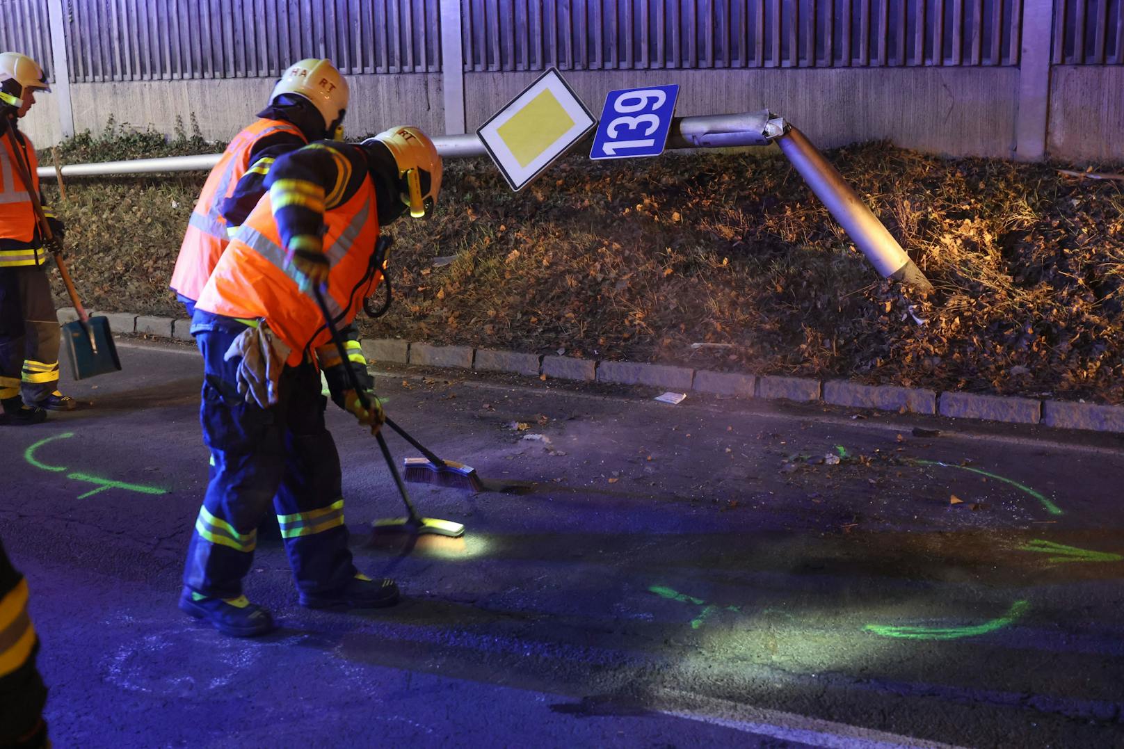 Ein Kleintransporter ist in der Nacht auf Mittwoch auf der B139 Kremstalstraße, Welser Straße, in Leonding (Bezirk Linz-Land) von der Straße abgekommen und gegen eine Straßenlaterne und die Lärmschutzwand gekracht.