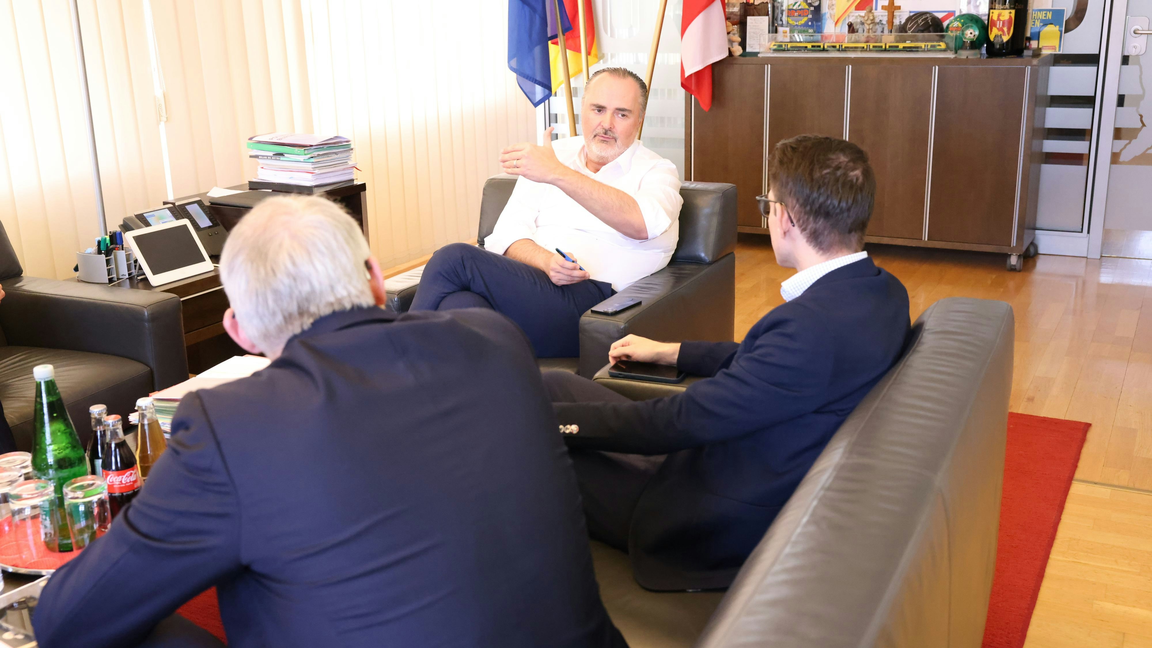 Hans Peter Doskozil im Interview mit den <em>"Heute"</em>-Chefredakteuren Peter Lattinger (l.) und Clemens Oistric