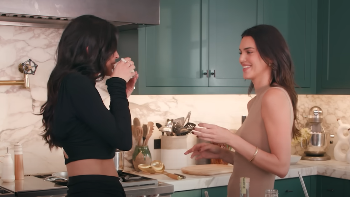 Als Kylie zu viel Tequila in einen Messbecher gegossen hatte, nutzte sie die Gelegenheit und nippte am Alkohol.