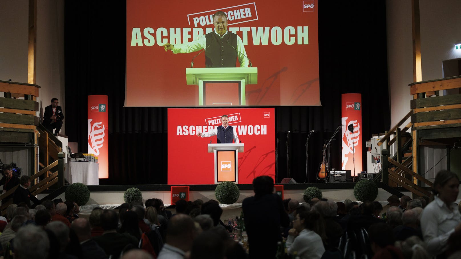 SPÖ-Chef Andreas Babler während des Politischen Aschermittwoch seiner Partei am 14. Februar 2024 in der Eventhalle Zechner in Kobenz.
