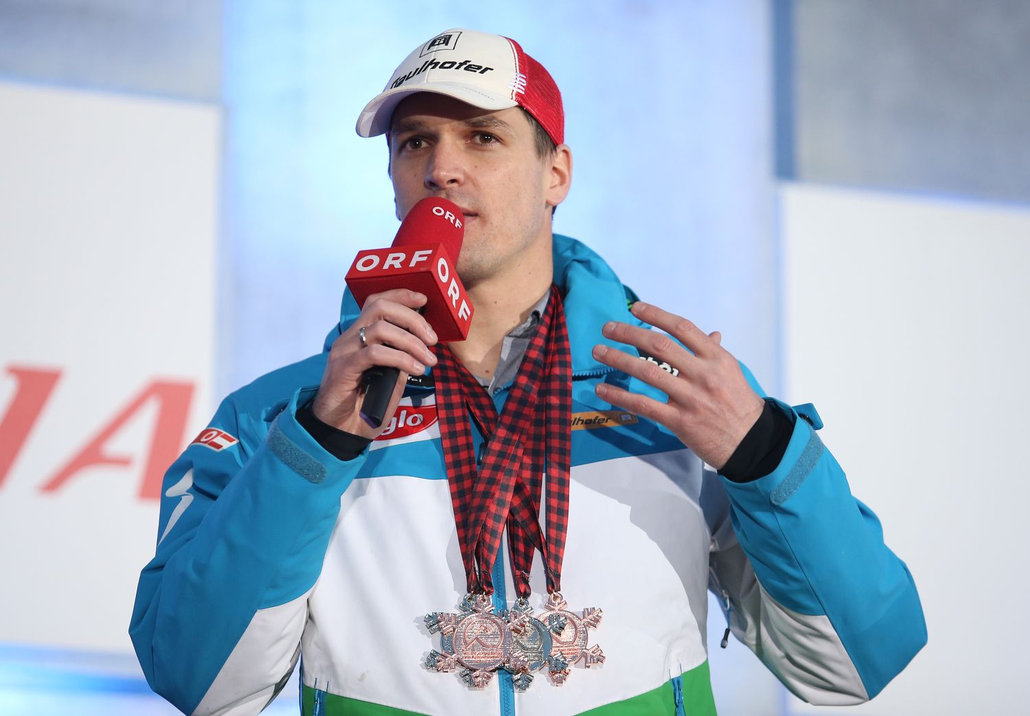 Matthias Lanzinger mit seinen zwei Silber-Medaillen aus Sotschi.