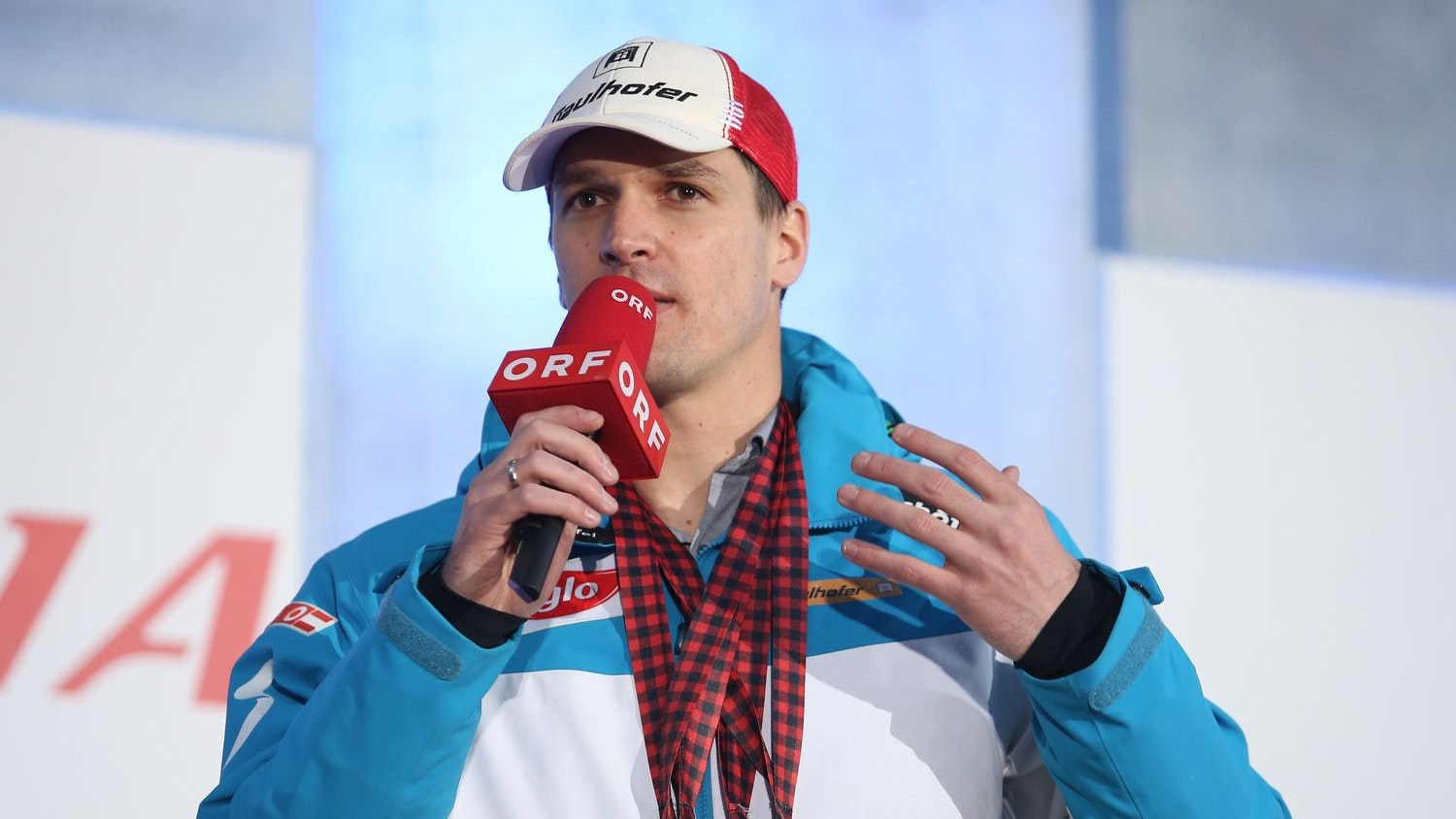 Matthias Lanzinger mit seinen zwei Silber-Medaillen aus Sotschi.