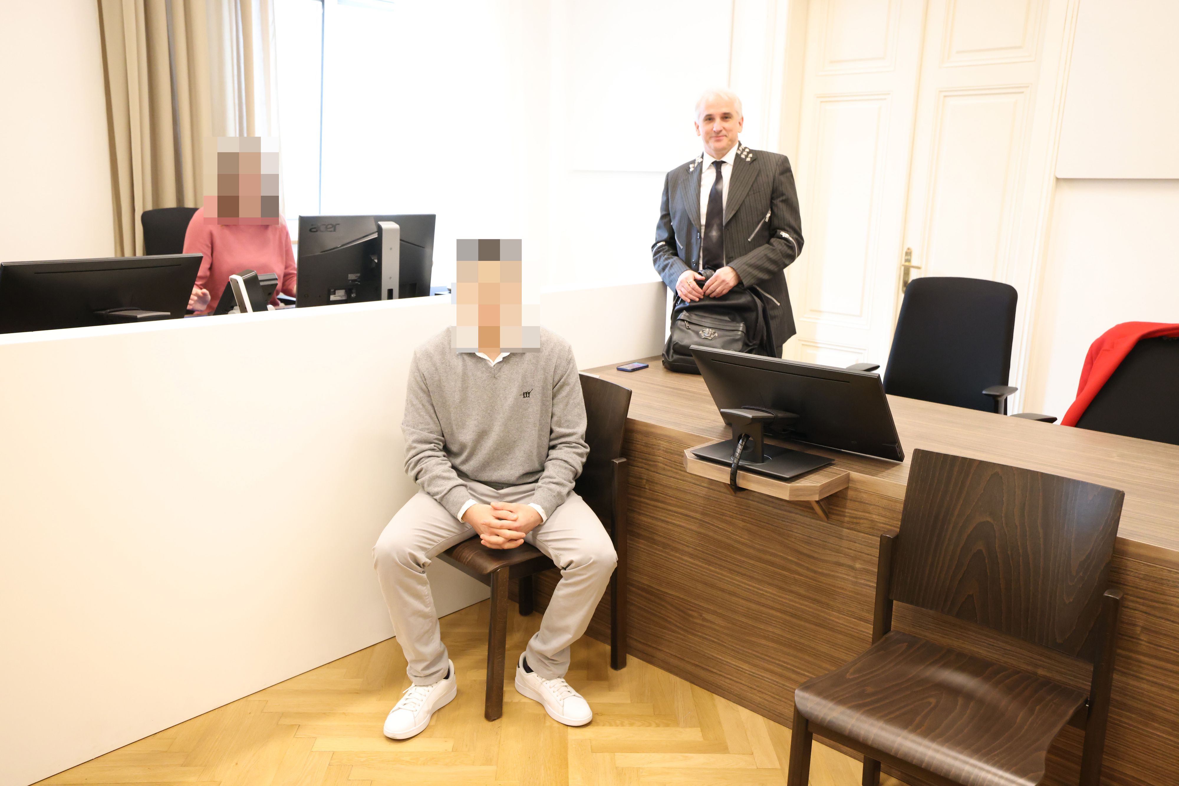 Saß ein halbes Jahr in U-Haft, wurde dann freigesprochen: Der Mandant von Michael Dohr (hinten)