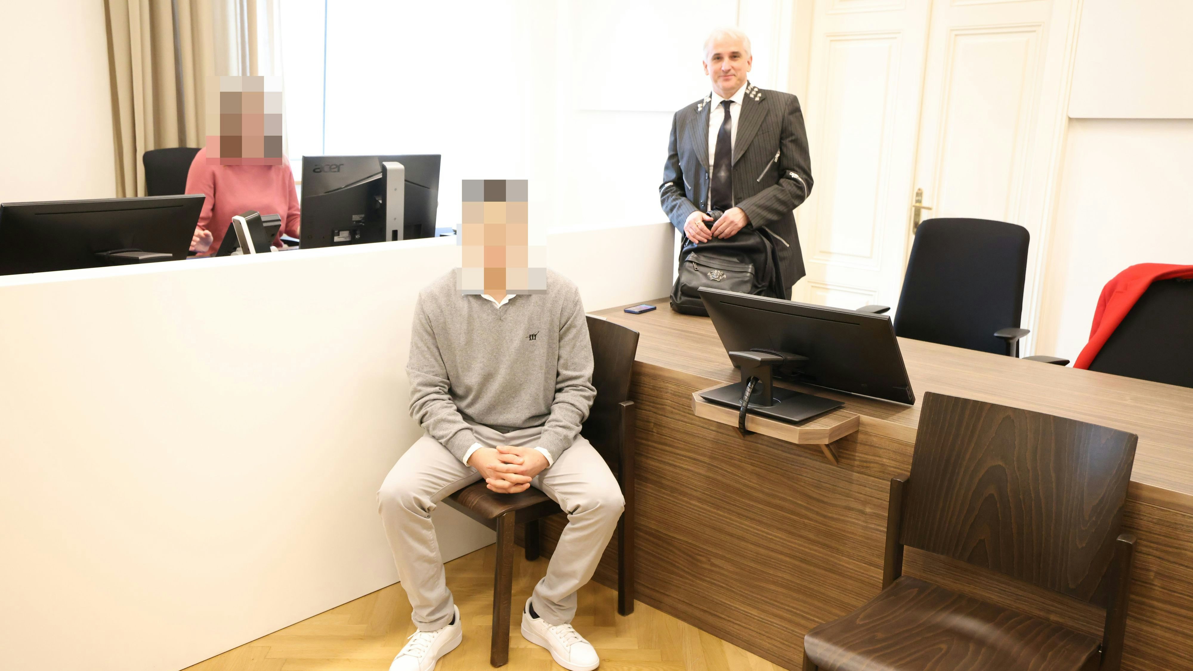 Halbes Jahr in U-Haft, dann freigesprochen: Der Mandant von Michael Dohr (hinten)