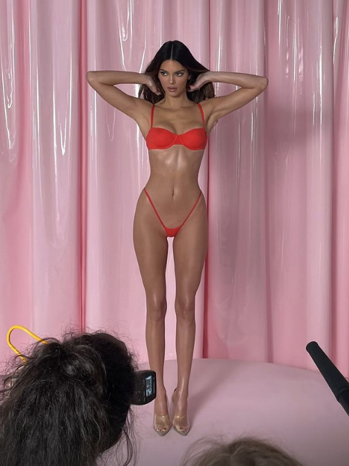 Kendall erinnert ihre Fans in knapper Unterwäsche an den Valentinstag.