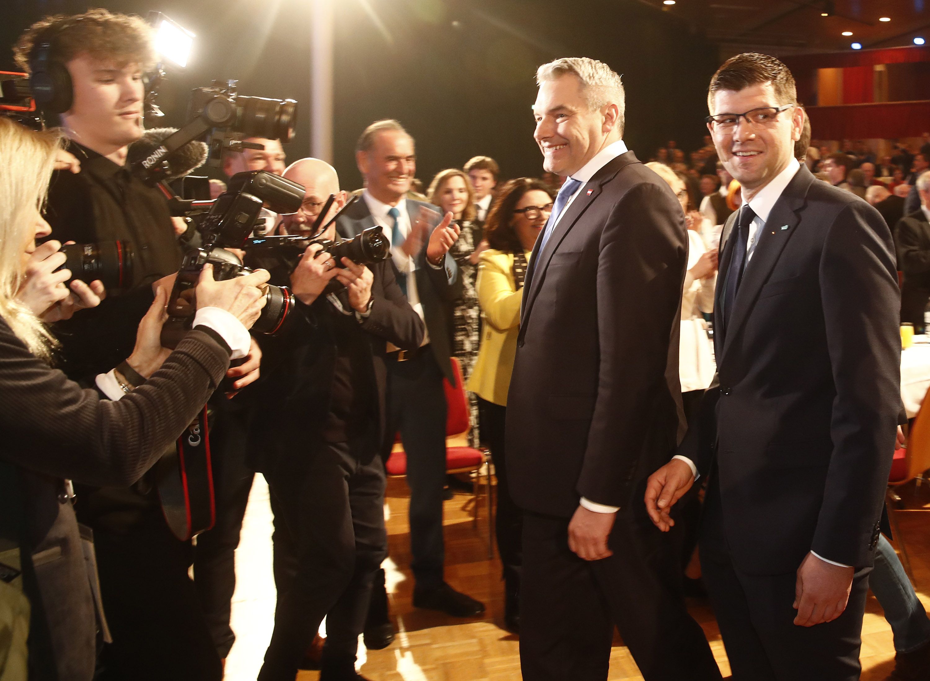 Bundeskanzler Karl Nehammer und LHStv. Martin Gruber beim Einzug anlässlich des Politischen Aschermittwochs der ÖVP in Klagenfurt am 14. Februar 2024.