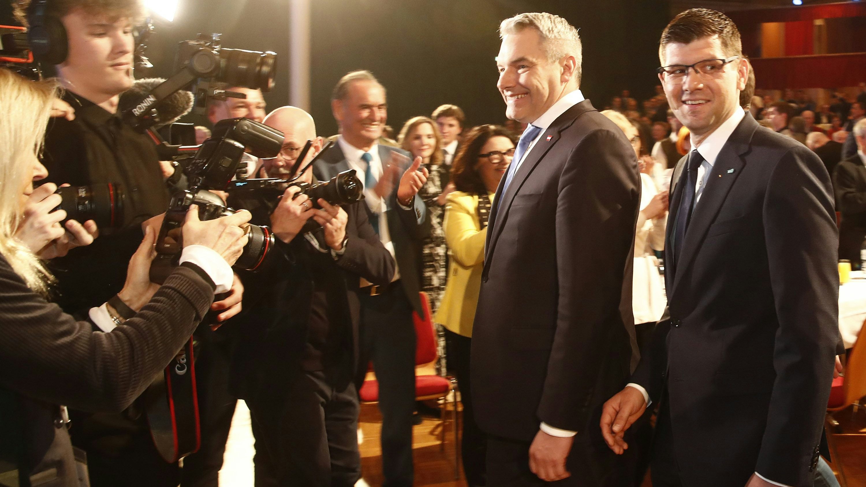 Bundeskanzler Karl Nehammer und LHStv. Martin Gruber beim Einzug anlässlich des Politischen Aschermittwochs der ÖVP in Klagenfurt am 14. Februar 2024.