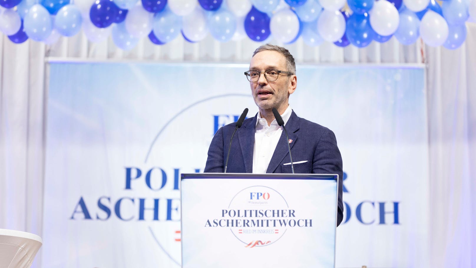 Parteichef Herbert Kickl am Rednerpult beim Politischen Aschermittwoch der FPÖ in Ried im Innkreis am 14. Februar 2024.