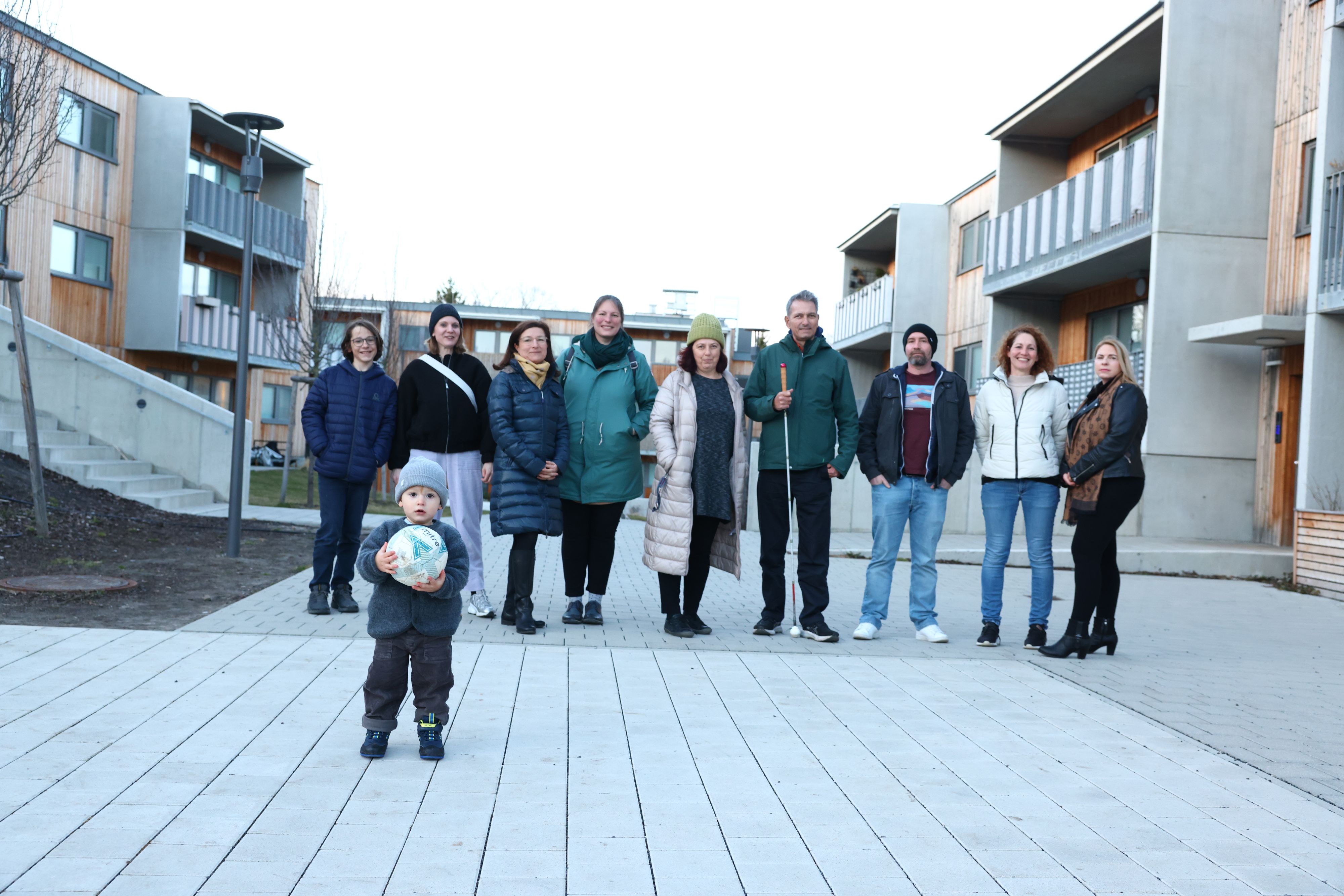 Die Mieter der Pötzleinsdorfer Höhe 2A in Wien-Währing laufen heiß: Sie wollen endlich die PV-Anlage am Dach nutzen. Unter anderem betroffen sind: Janosch, Signe, Sonja, Viktoria, Katja, Philipp, Albin, Alexandra und Michaela (v.l.), sowie Isaak (vorne).