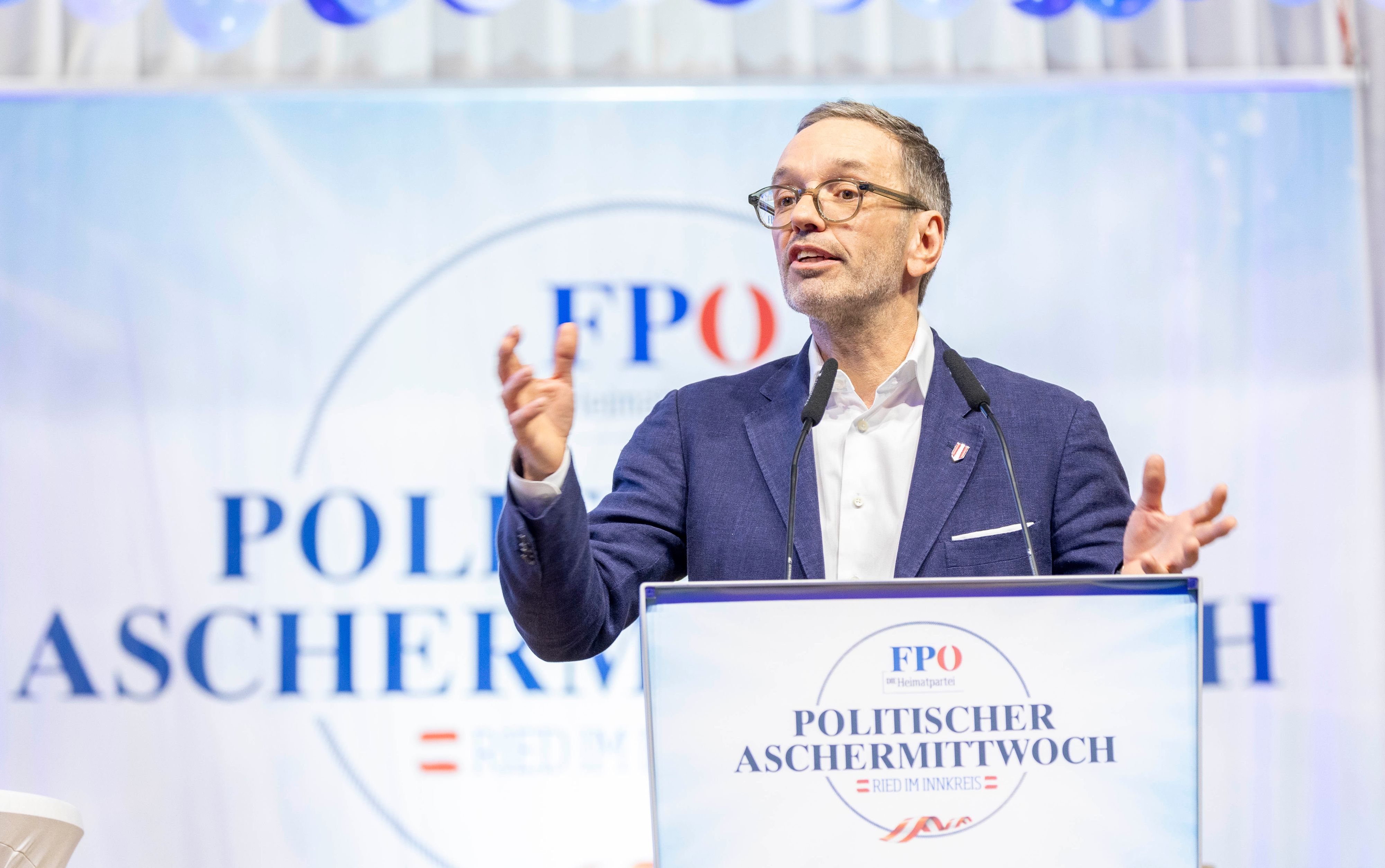 Parteichef Herbert Kickl am Rednerpult beim Politischen Aschermittwoch der FPÖ in Ried im Innkreis am 14. Februar 2024.
