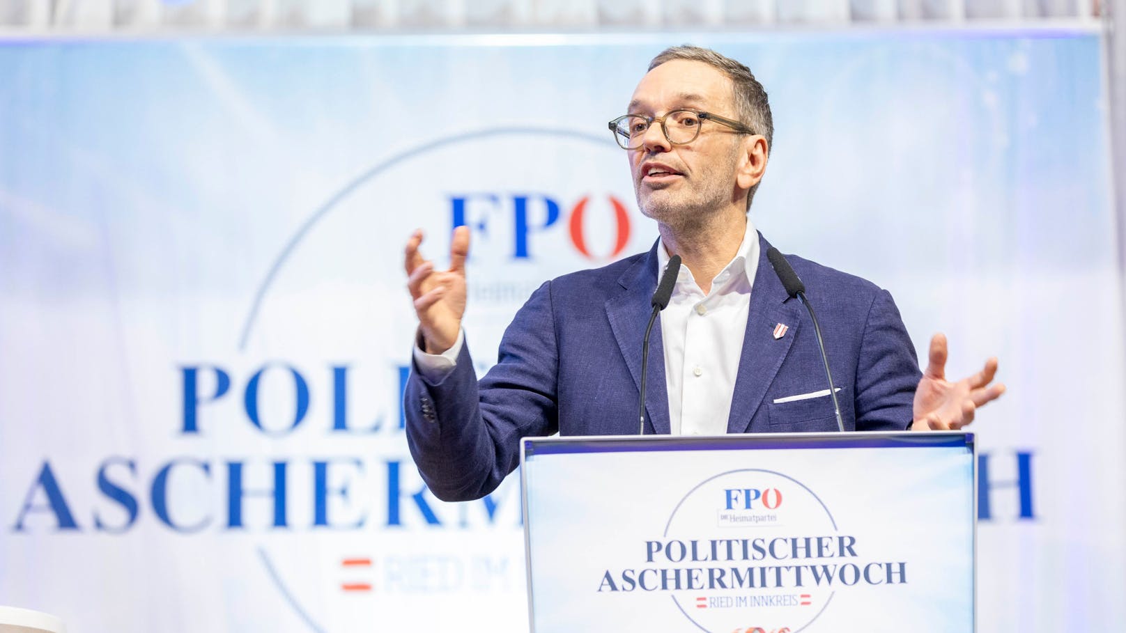 FPÖ-Chef Kickl zeigt "exklusive Luxus-Aktentasche"