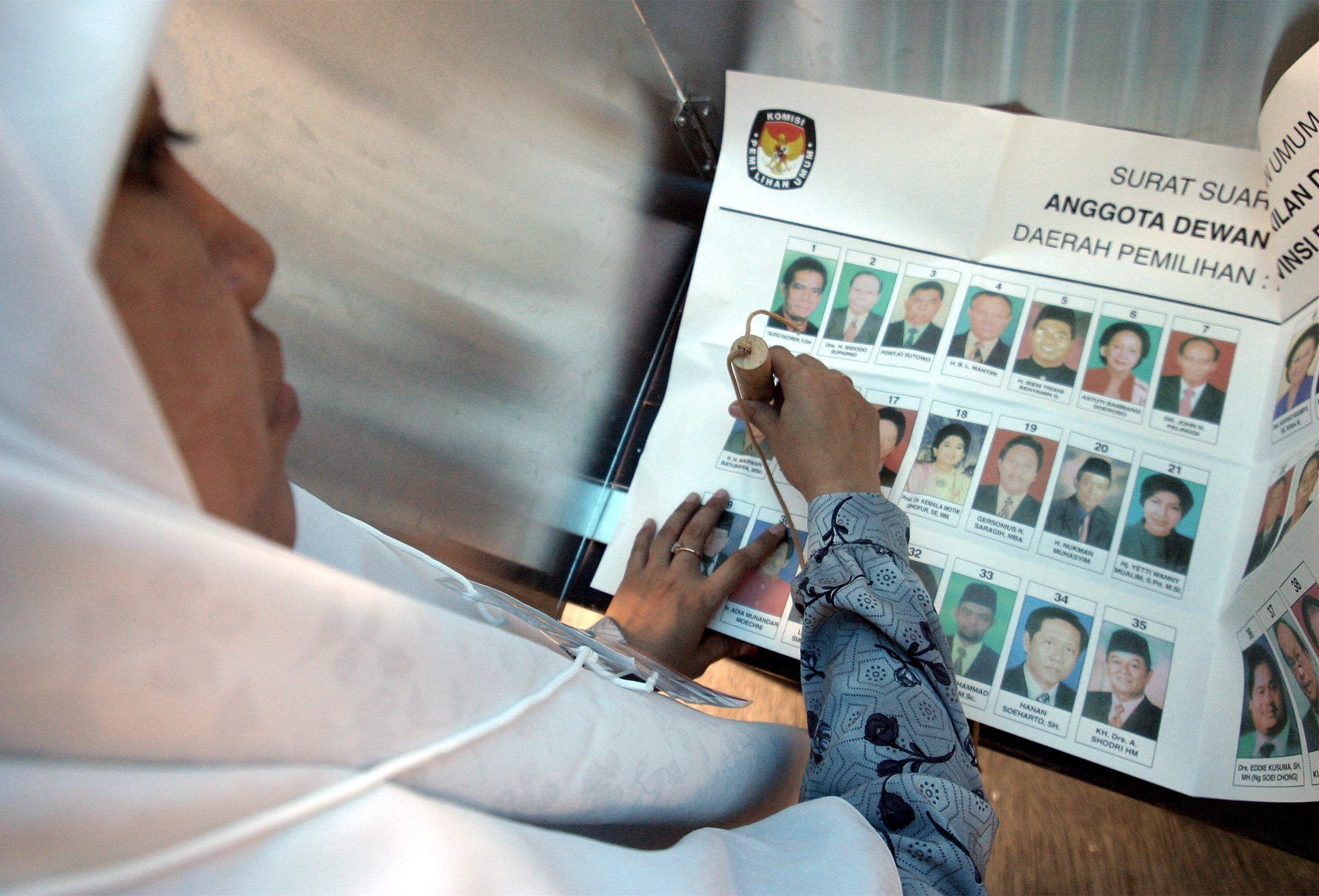 Eine Indonesierin&nbsp;bei der Stimmabgabe in der Al Istiqamah Moschee in Jakarta, 2004.
