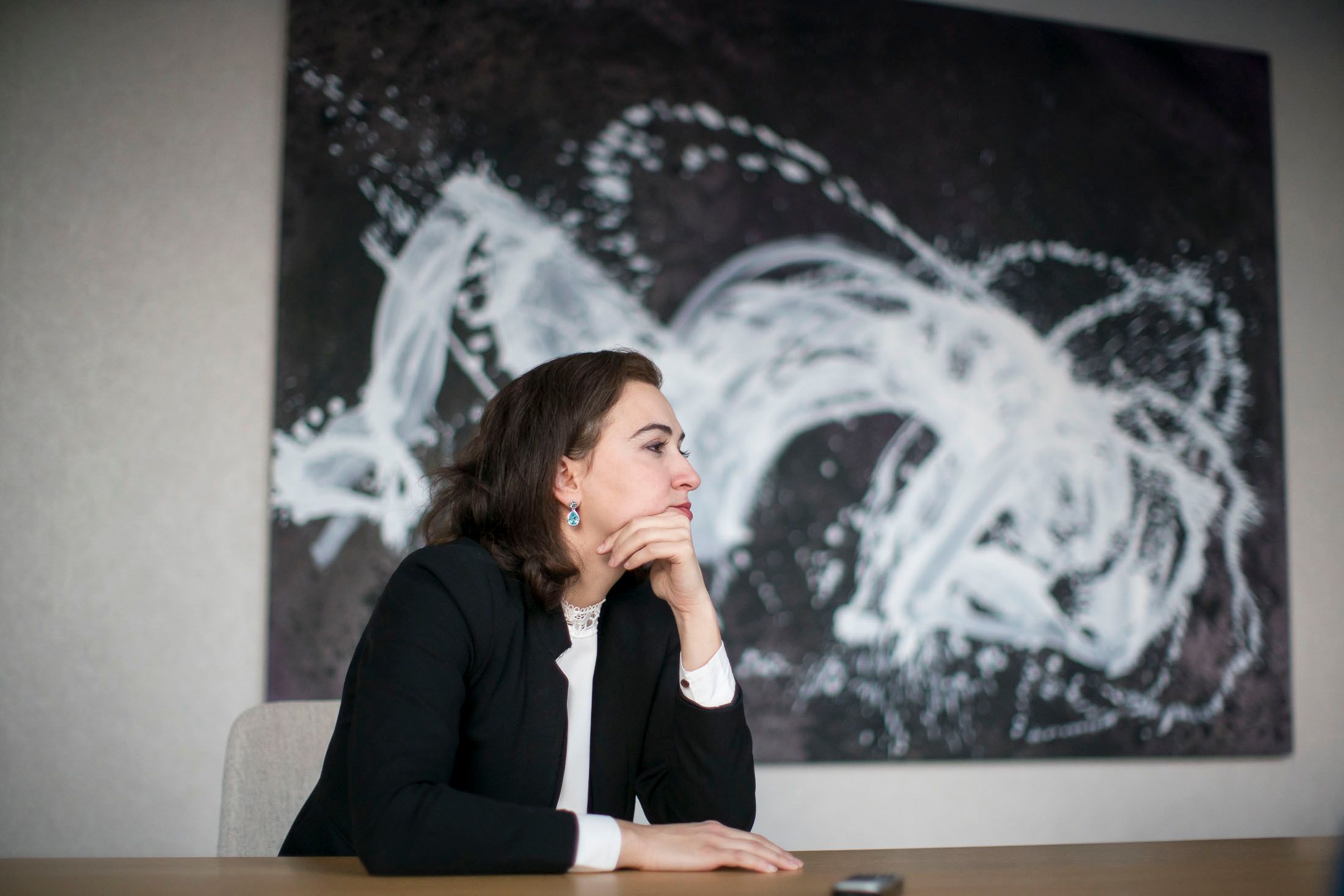 Alma Zadić bei einem Interview&nbsp;