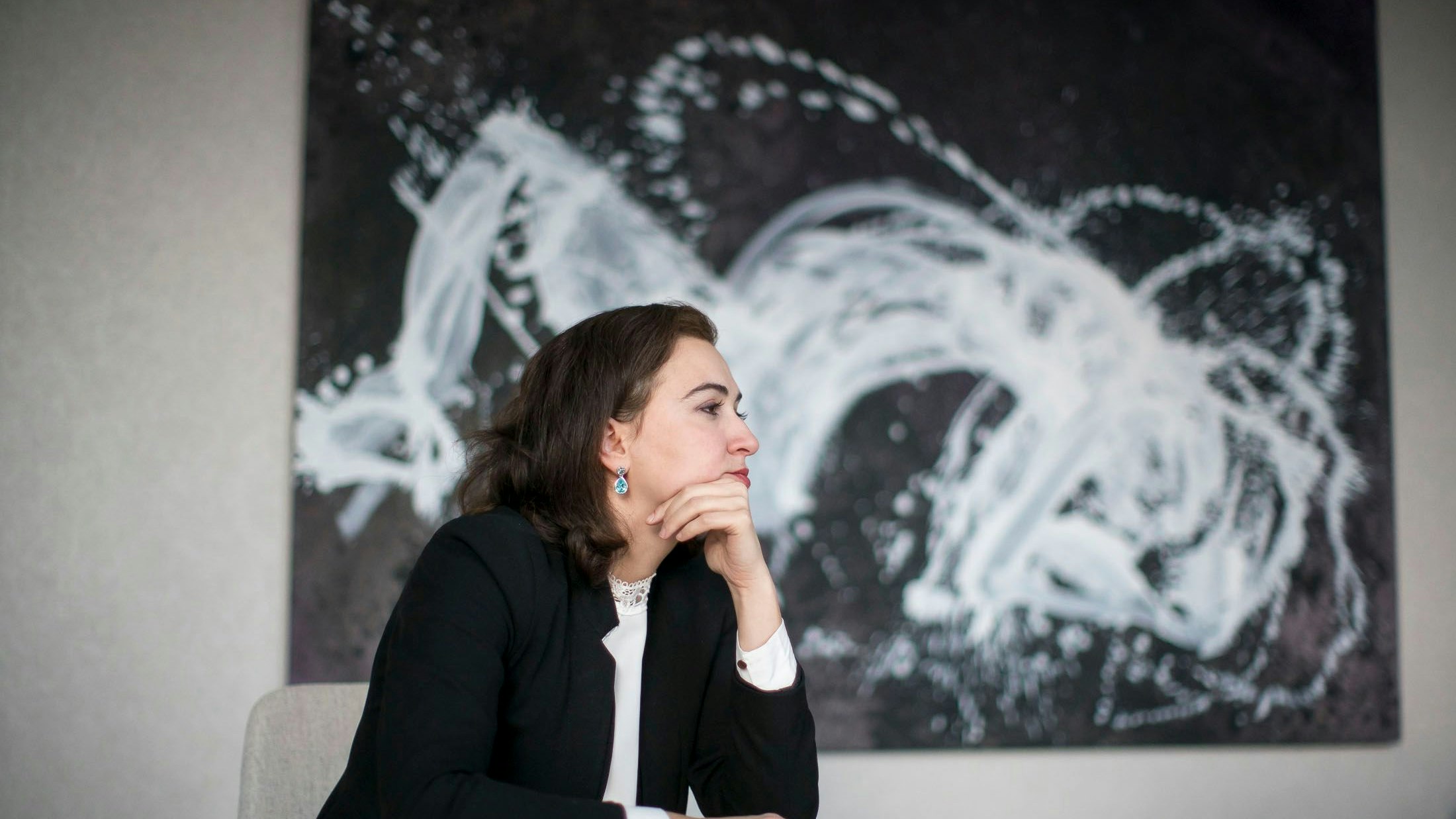 Alma Zadic bei einem Interview