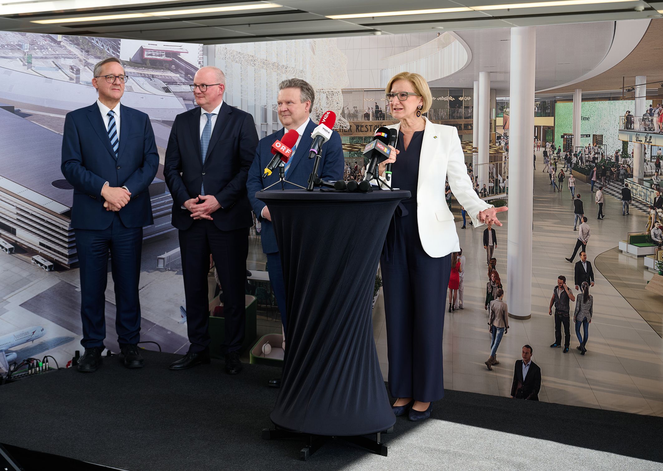 Die Flughafen-Vorstände Günther Ofner und Julian Jäger, der Wiener Bürgermeister Michael Ludwig und Landeshauptfrau Johanna Mikl-Leitner.