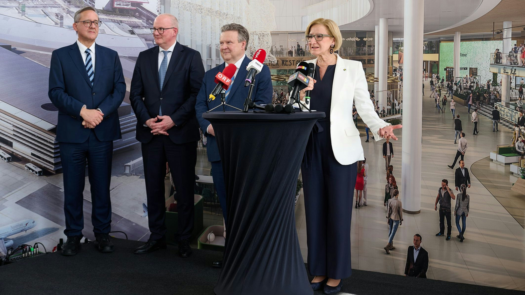 Die Flughafen-Vorstände Günther Ofner und Julian Jäger, der Wiener Bürgermeister Michael Ludwig und Landeshauptfrau Johanna Mikl-Leitner.