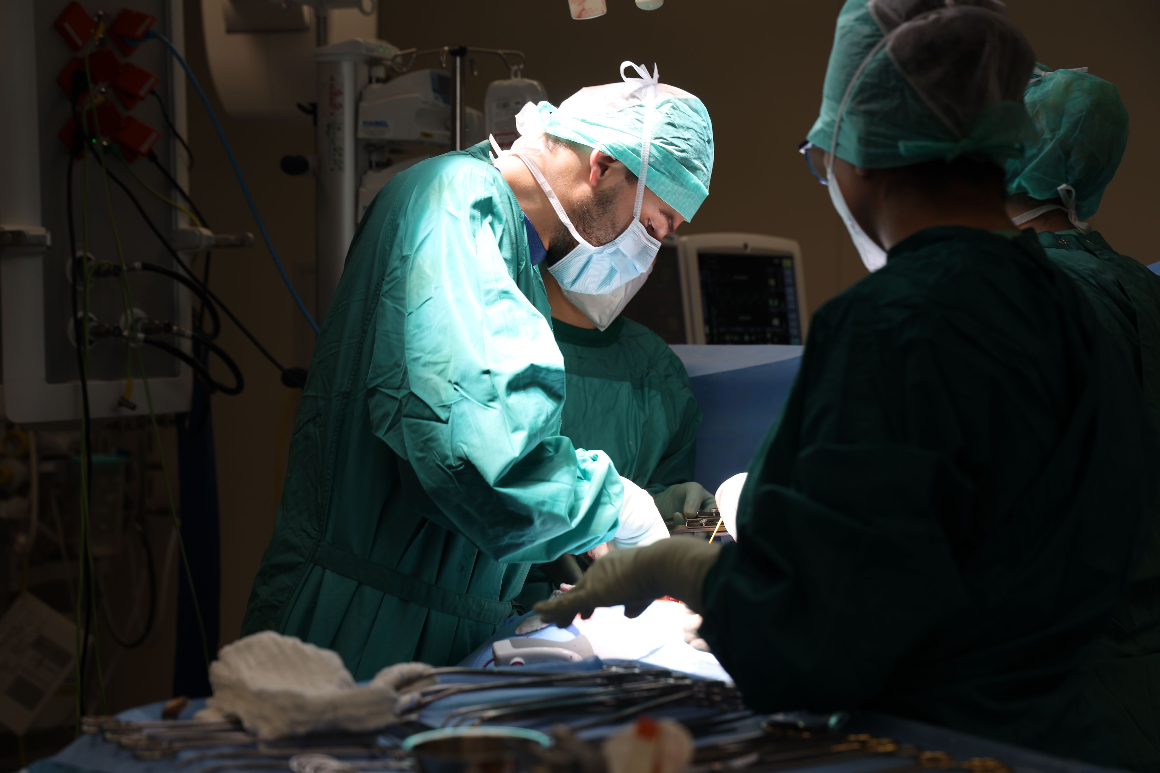 OA Priv. Doz. DDr. Bernhard Grubmüller im Zuge einer Operation