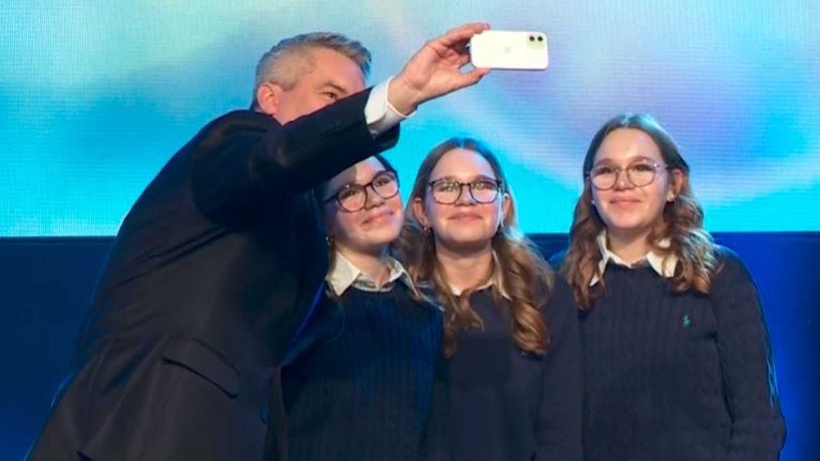 Karl Nehammer erfüllte Drillingsschwestern publikumswirksam ihren Selfie-Wunsch.