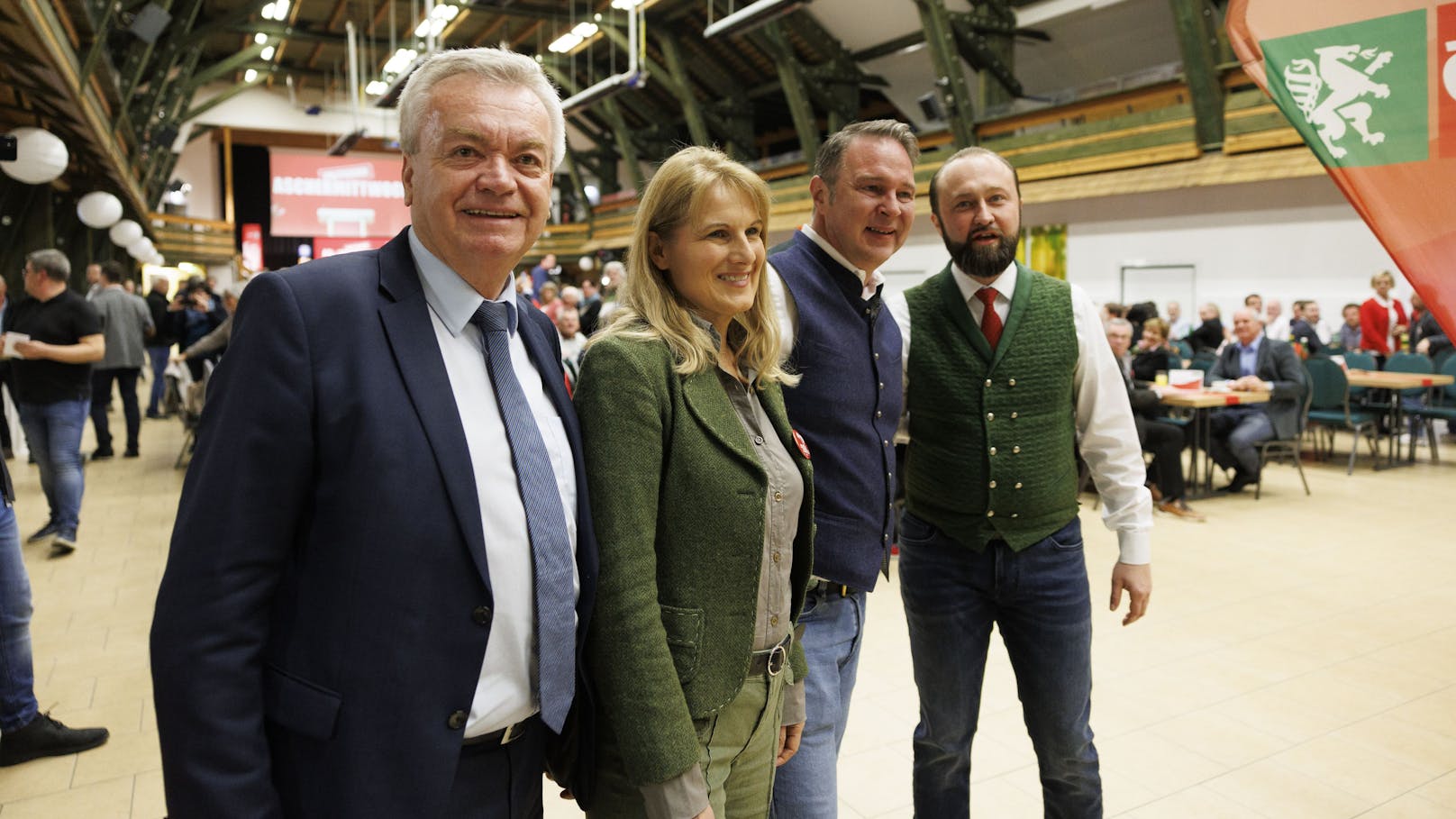 von links: Landeshauptmann-Stv. Anton Lang, Elisabeth Grossmann (Landesfrauenvorsitzende), Andreas Babler und Max Lercher während des Politischen Aschermittwoch der SPÖ.