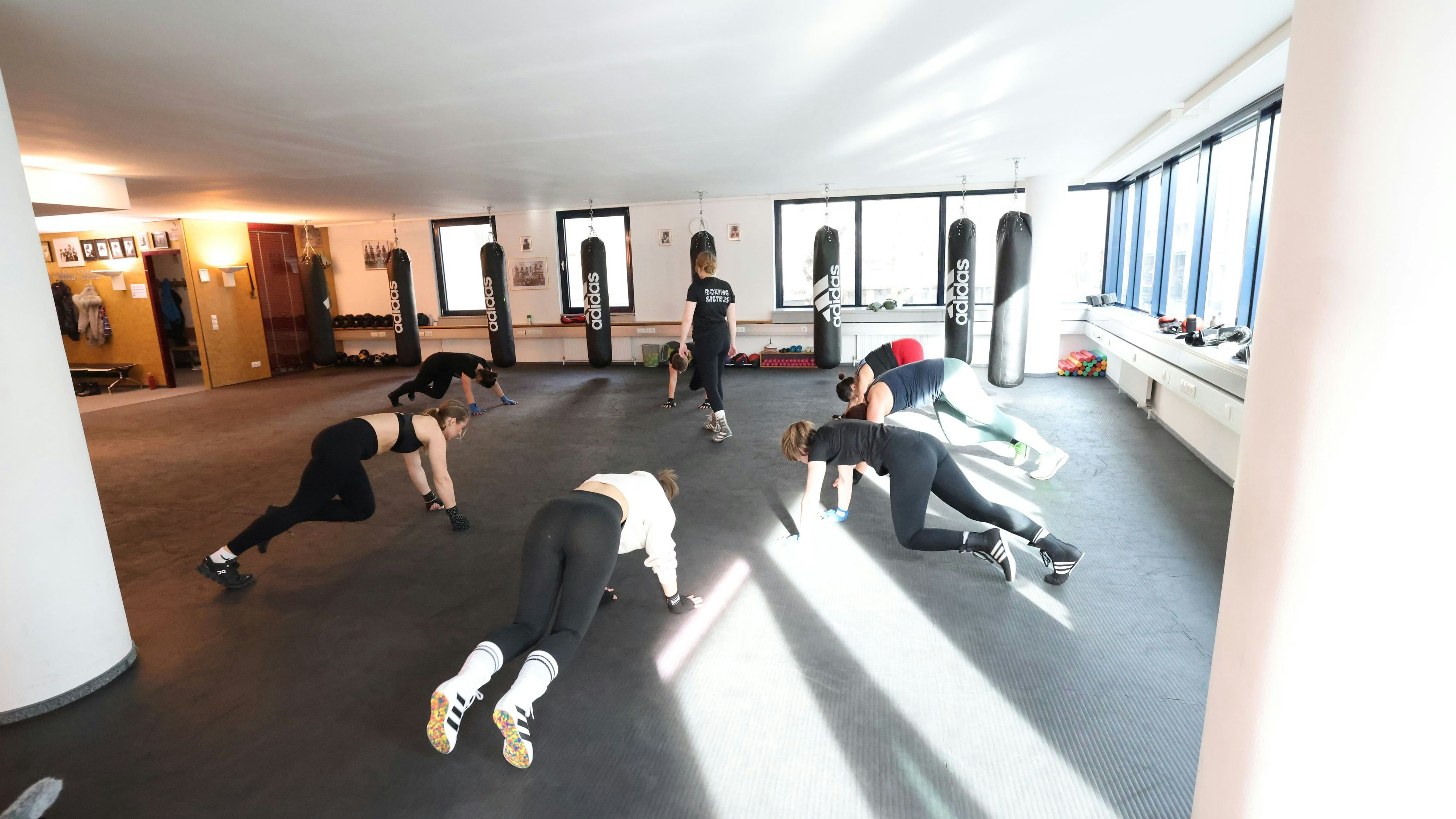 Teamgeist ist alles. Die Sportlerinnen trainieren fleißig.