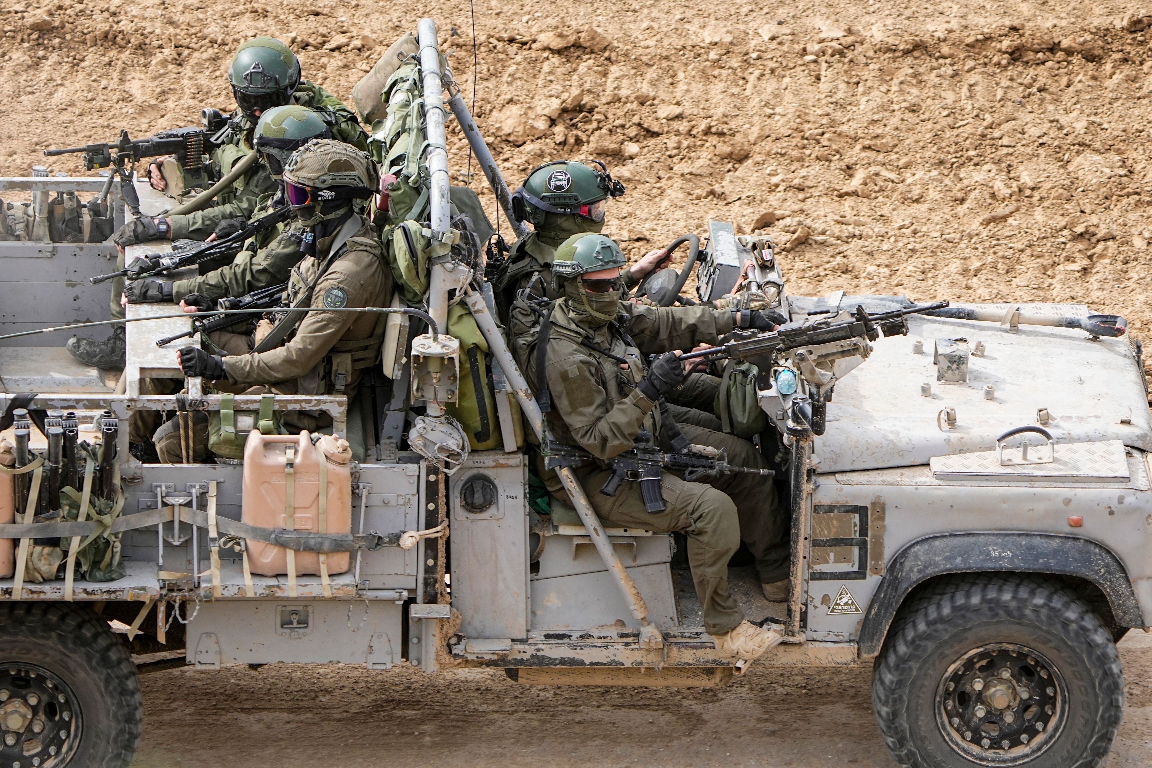 Israelische Soldaten fahren auf den Gazastreifen im Süden Israels zu, Dienstag, 13. Februar 2024. Die Armee kämpft im gesamten Gazastreifen gegen militante Palästinenser in dem Krieg, der durch den Angriff der Hamas auf Israel am 7. Oktober ausgelöst wurde.