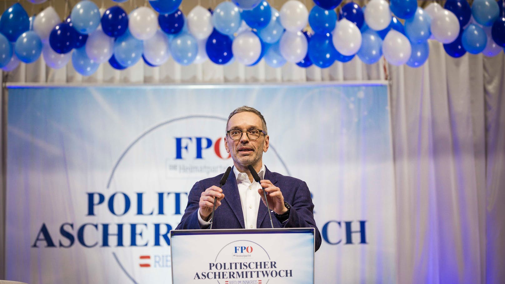 Parteichef Herbert Kickl am Rednerpult beim Politischen Aschermittwoch der FPÖ in Ried im Innkreis am 14. Februar 2024.