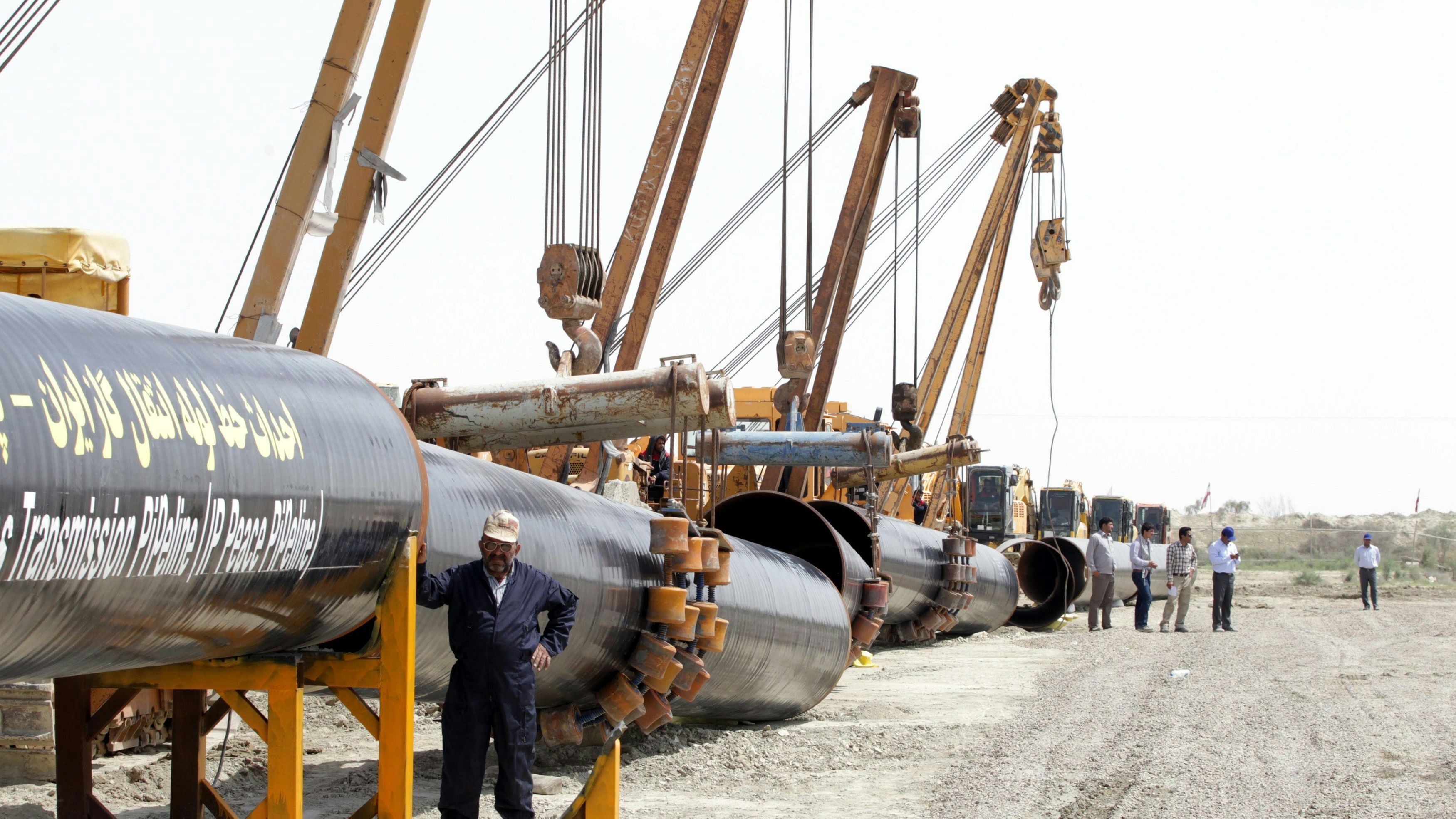 Download von www.picturedesk.com am 14.02.2024 (08:53).  epa03618897 Iranian workers attend the inauguration ceremony of a gas pipeline in the city of Chabahar, south-western Sistan-Beluchistan province, Iran, 11 March 2013. The 1,600-kilometer pipeline would enable the export of 21.5 million cubic meters of Iranian natural gas per day to Pakistan at an estimated cost of 1.5 billion dollars. Iran has already constructed more than 900 kilometers of the pipeline on its soil and is also prepared to take care of the remaining part inside Pakistan. EPA/ABEDIN TAHERKENAREH - 20130311_PD0857 - Rechteinfo: Rights Managed (RM)