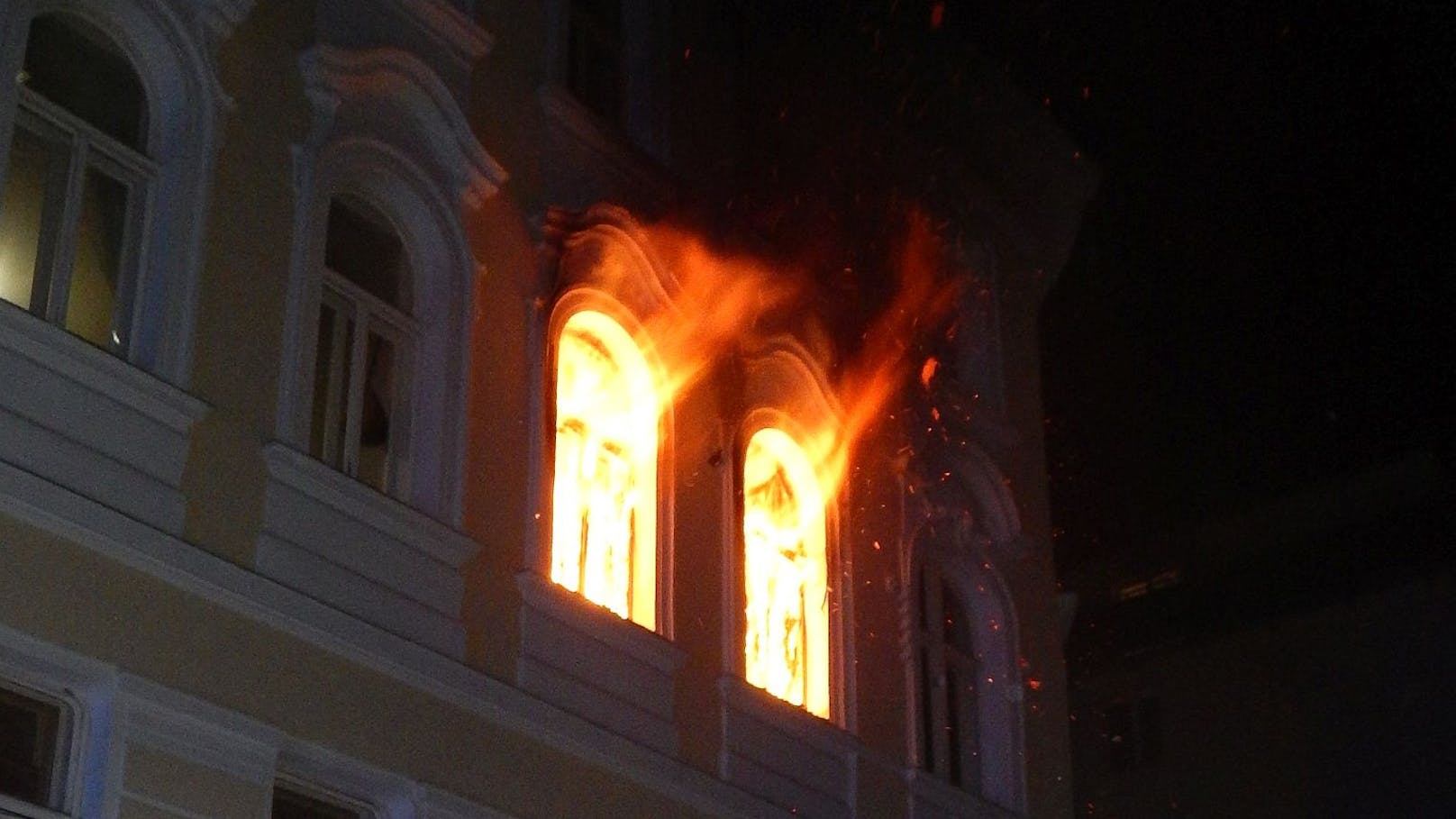Flammen-Inferno in Wohnung von elfköpfiger Familie
