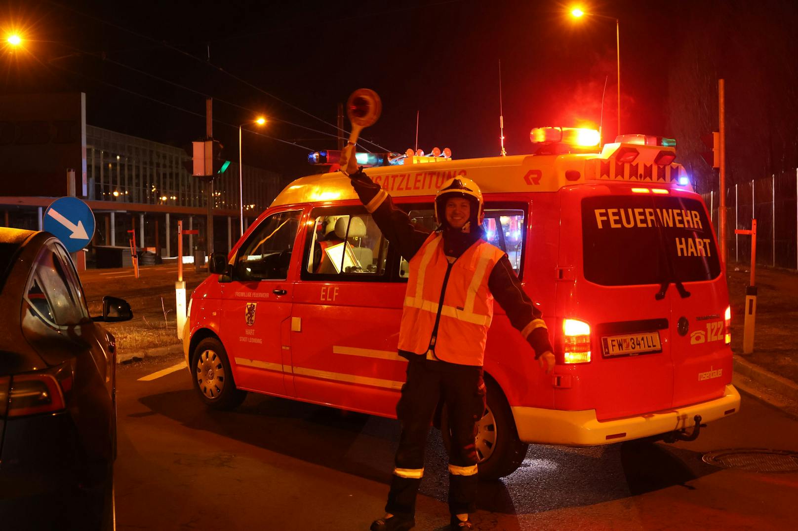 Ein Kleintransporter ist in der Nacht auf Mittwoch auf der B139 Kremstalstraße, Welser Straße, in Leonding (Bezirk Linz-Land) von der Straße abgekommen und gegen eine Straßenlaterne und die Lärmschutzwand gekracht.