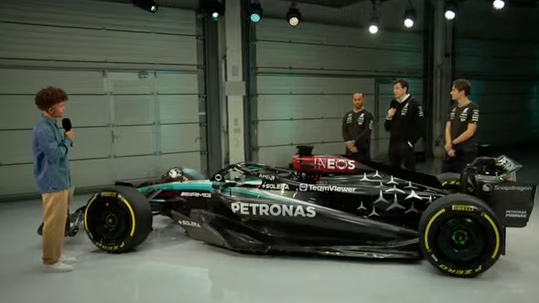 Hamilton, Wolff und Russell mit dem neuen Mercedes-Boliden.