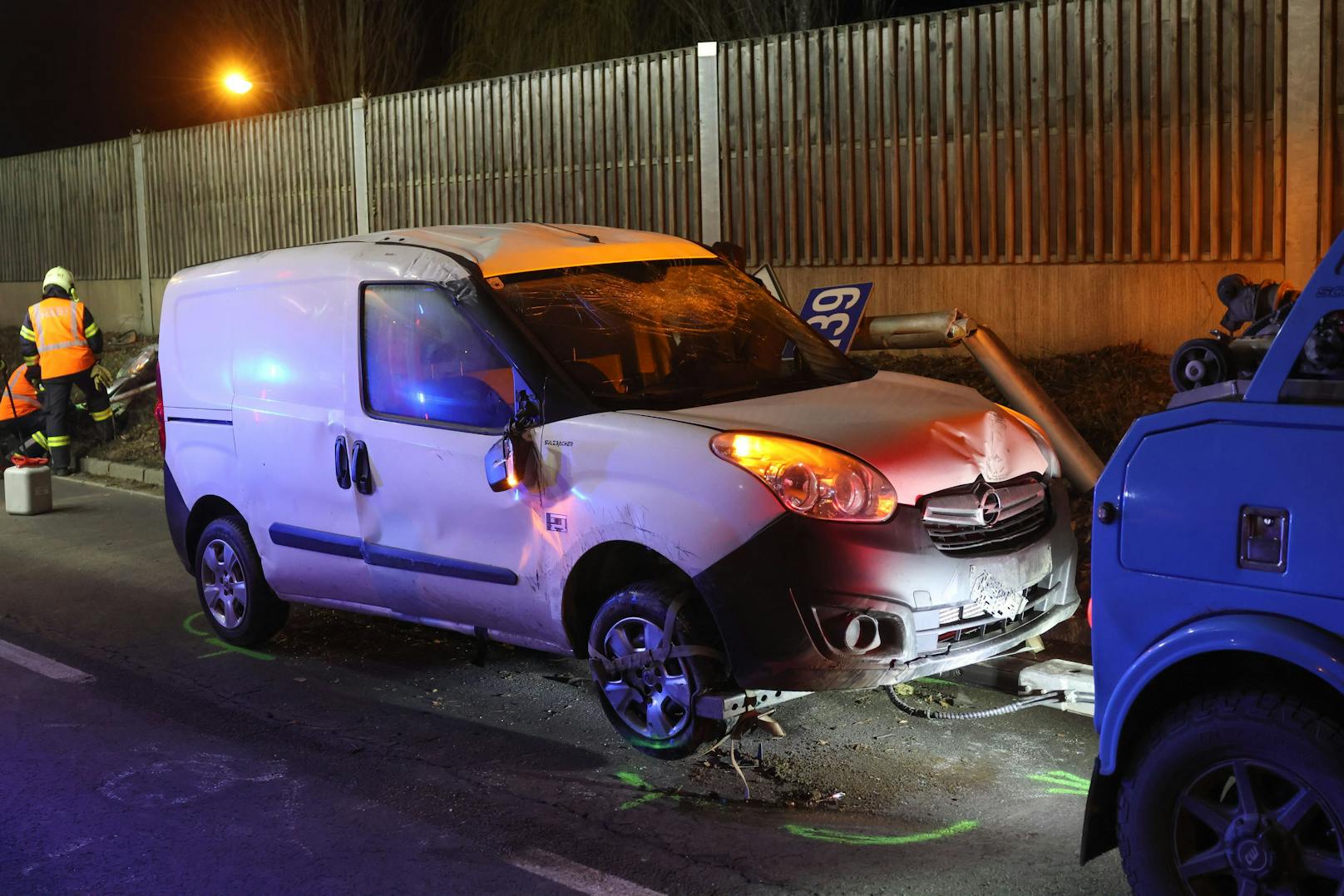 Ein Kleintransporter ist in der Nacht auf Mittwoch auf der B139 Kremstalstraße, Welser Straße, in Leonding (Bezirk Linz-Land) von der Straße abgekommen und gegen eine Straßenlaterne und die Lärmschutzwand gekracht.