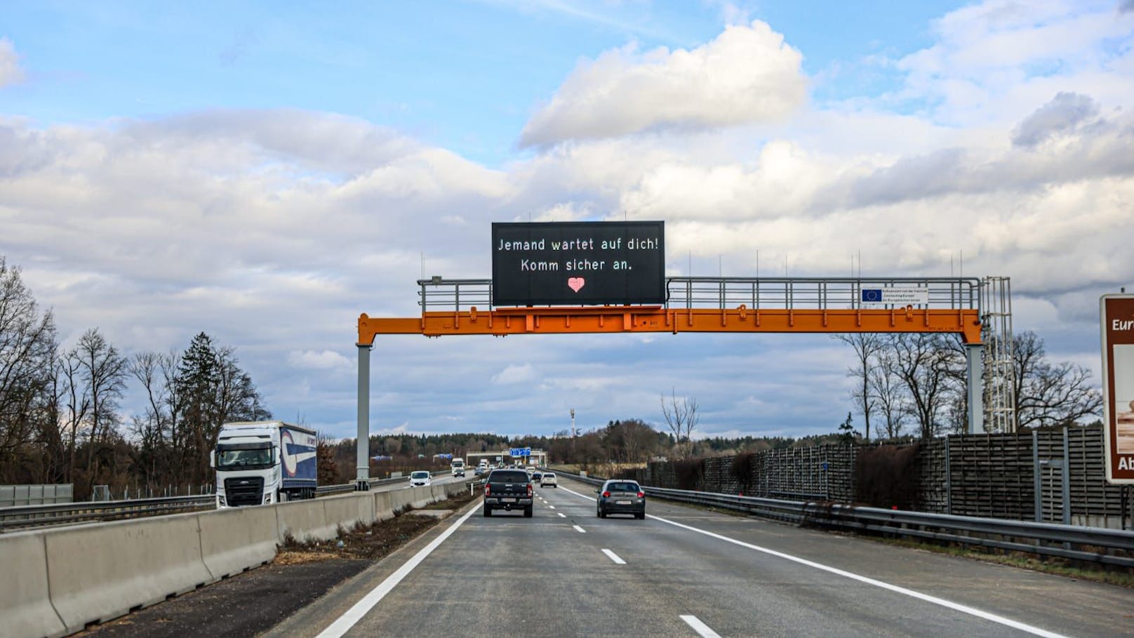 Liebes-Botschaft auf Autobahn mit traurigem Hintergrund