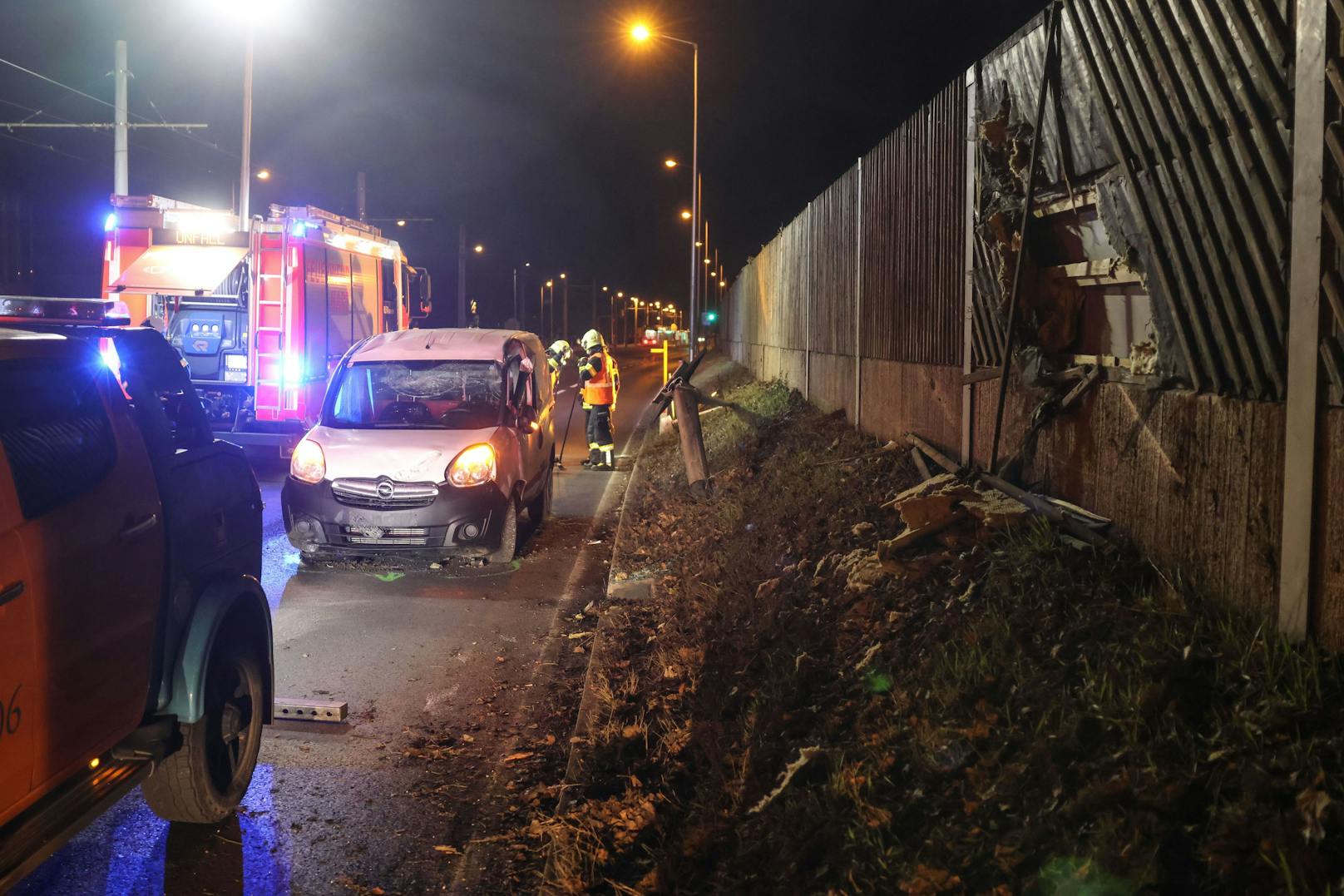 Ein Kleintransporter ist in der Nacht auf Mittwoch auf der B139 Kremstalstraße, Welser Straße, in Leonding (Bezirk Linz-Land) von der Straße abgekommen und gegen eine Straßenlaterne und die Lärmschutzwand gekracht.