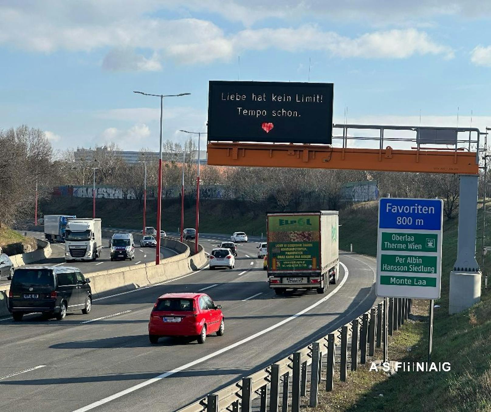 In ganz Österreich bekommen Autofahrer derzeit Botschaften zum Valentinstag zu lesen.