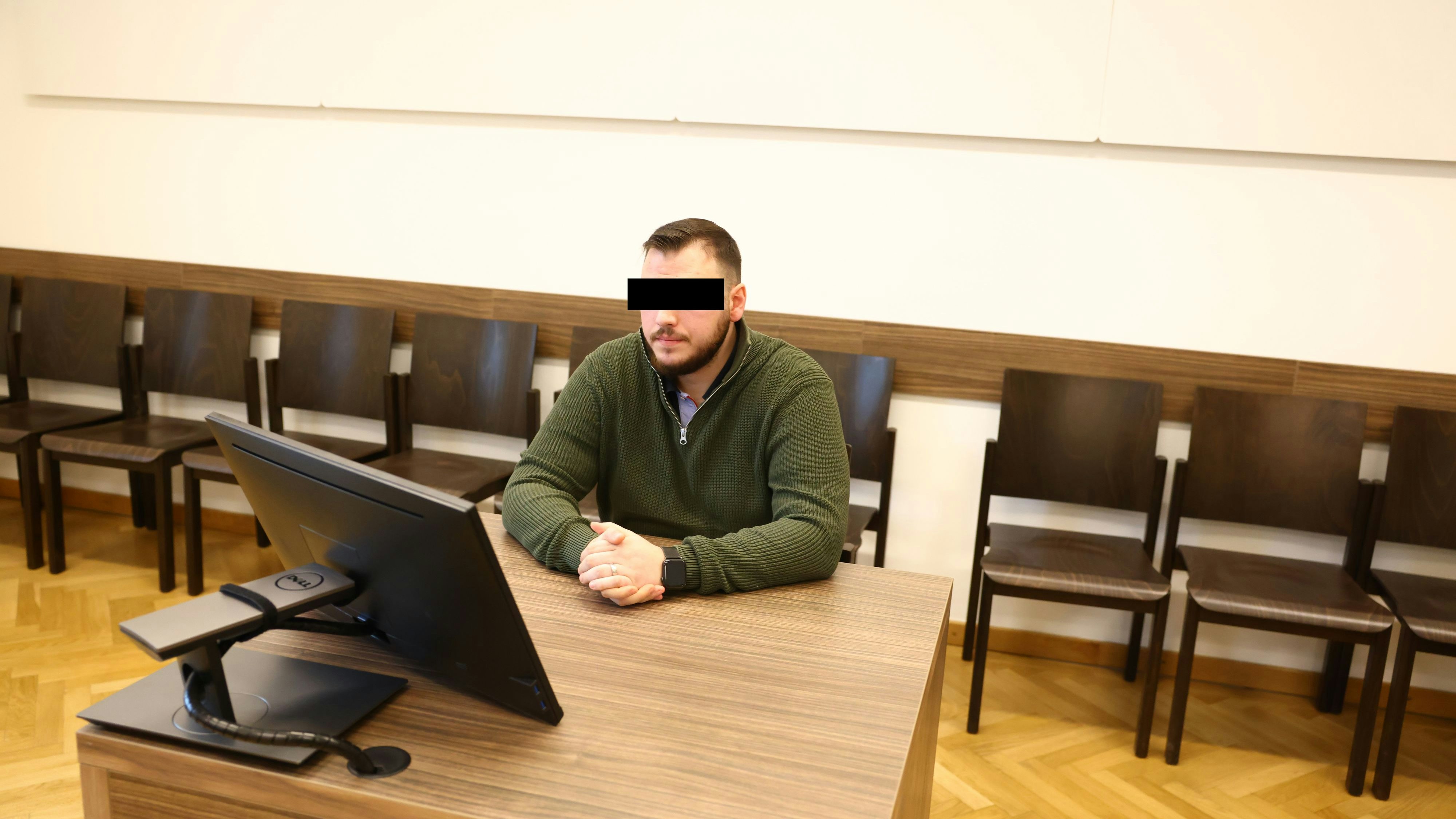 Der Angeklagte beteuerte seine Unschuld und behauptete das ganze Geld jemanden anderen verantwortet zu haben.