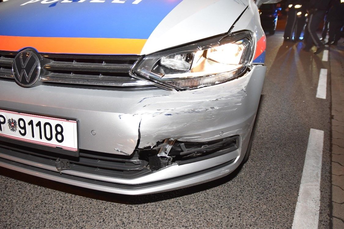 Bei der Verfolgung des Motorrades wurde auch ein Dienstfahrzeug der Polizei beschädigt.