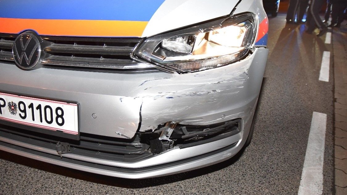 Bei der Verfolgung des Motorrades wurde auch ein Dienstfahrzeug der Polizei beschädigt.