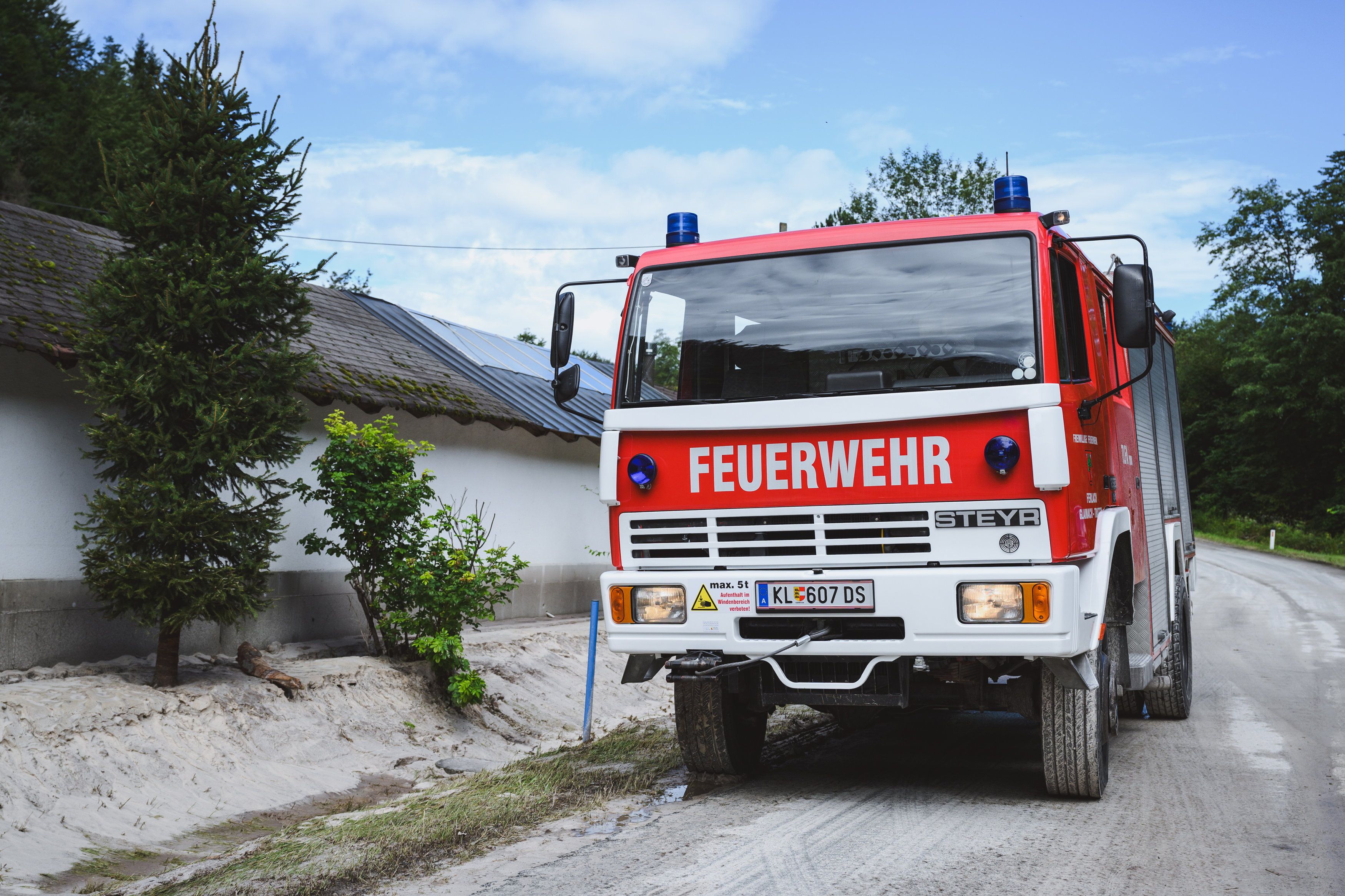 Die Klagenfurter Feuerwehr musste die Aufräumarbeiten übernehmen. Archivbild. 