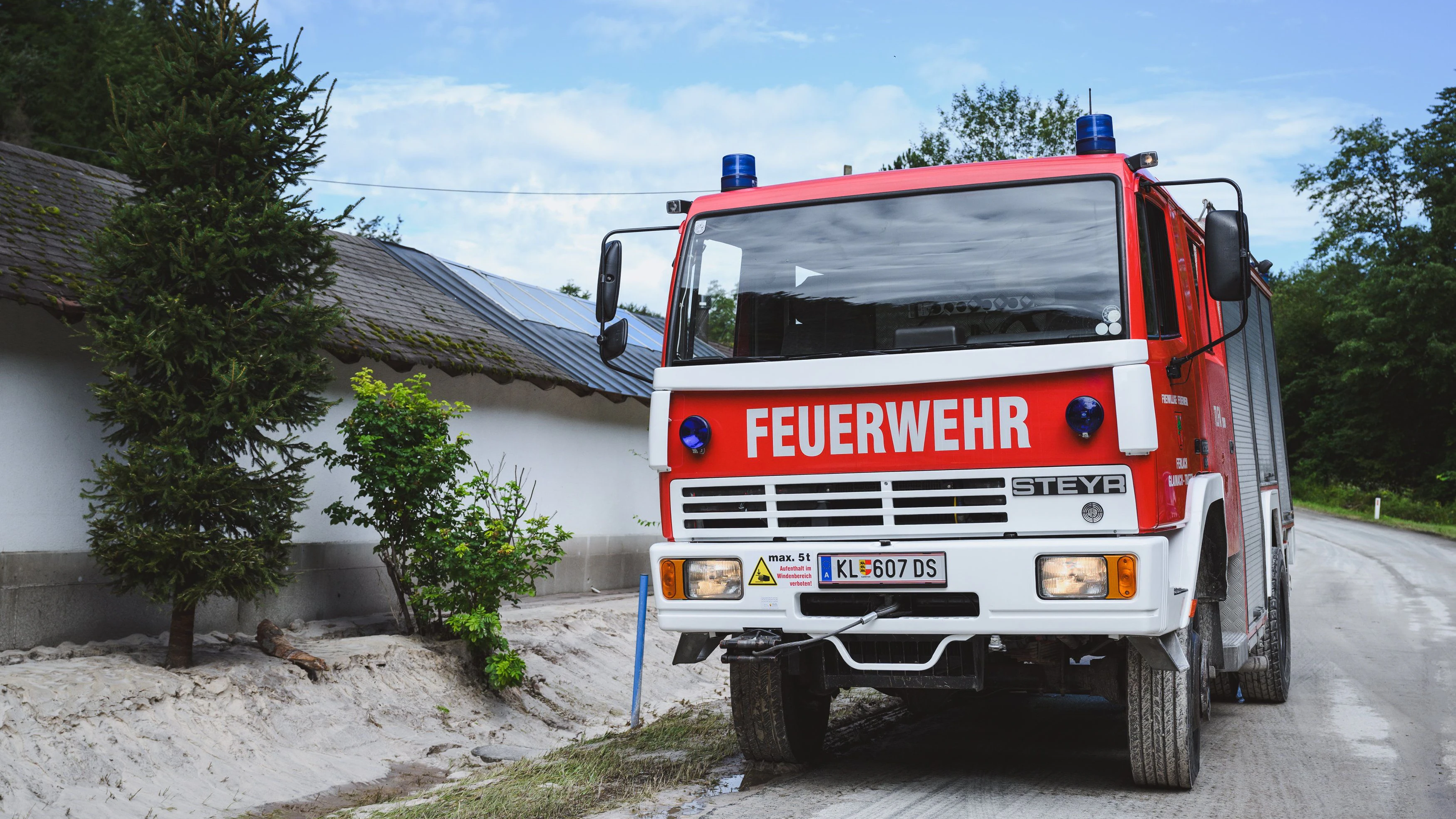 Die Klagenfurter Feuerwehr musste die Aufräumarbeiten übernehmen. Archivbild. 